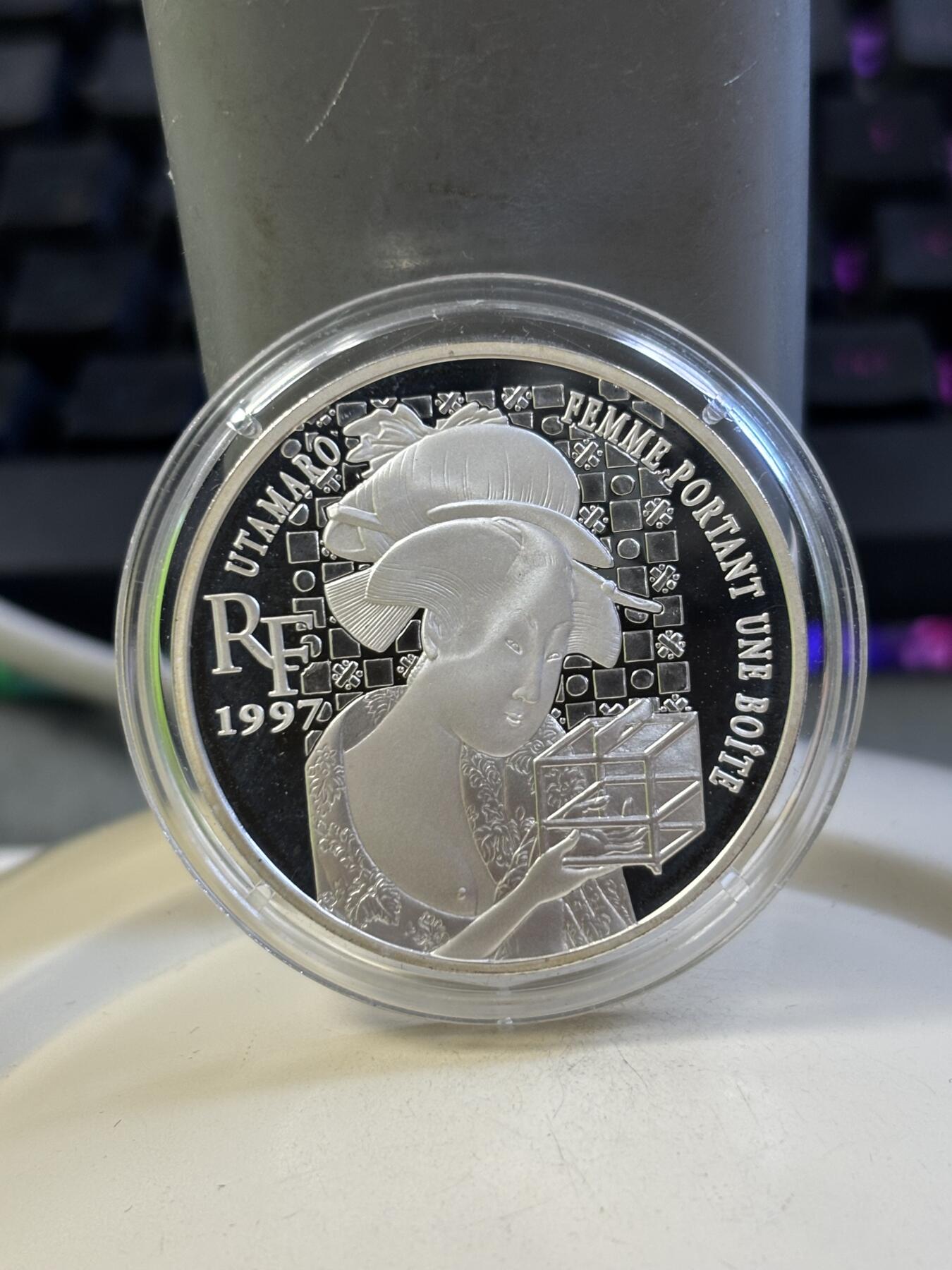 第184期拍卖 法国1997年卢浮宫馆藏系列2组日本艺伎纪念银币带证书，900银，22.2克银价277