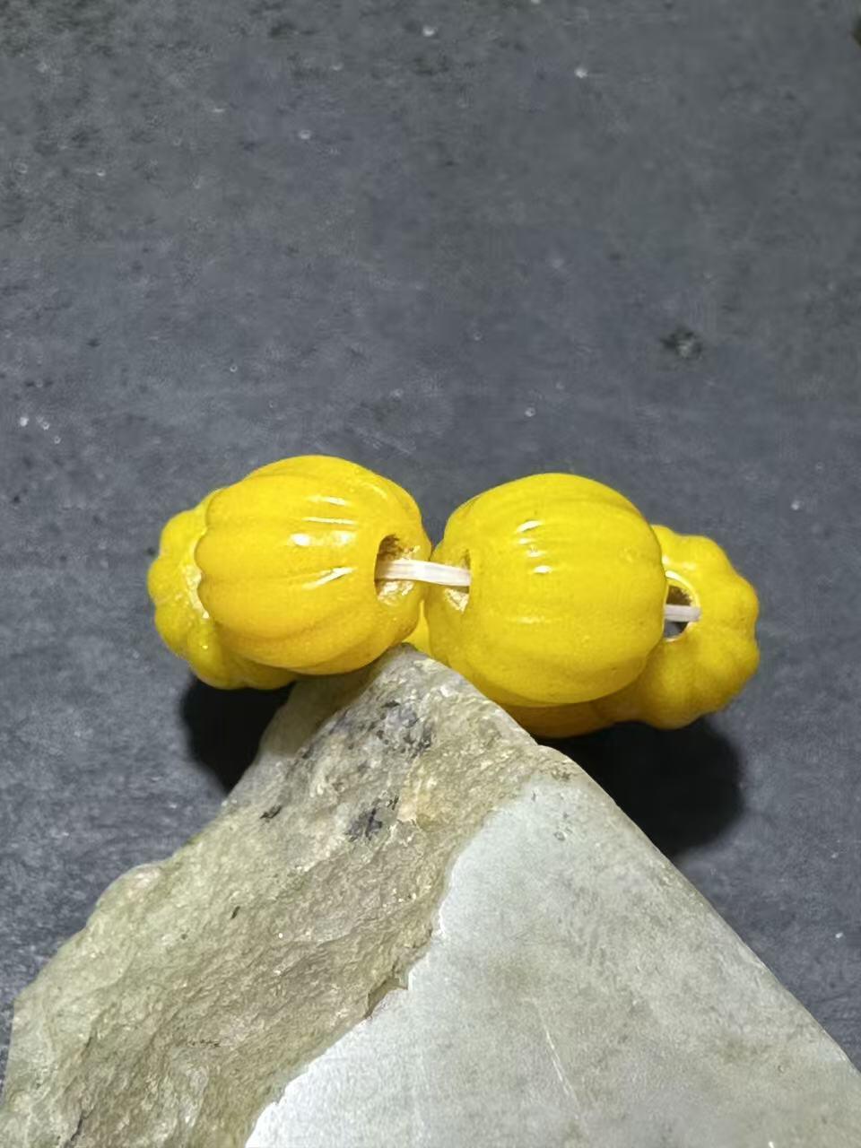 建国前后库存上等鸡油黄色琉璃瓜珠一组，