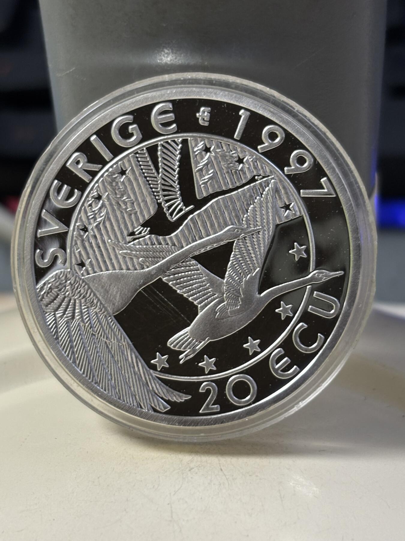第184期拍卖 瑞典1997年人物20埃居纪念大银币，925银，27克银价346，有点小瑕疵