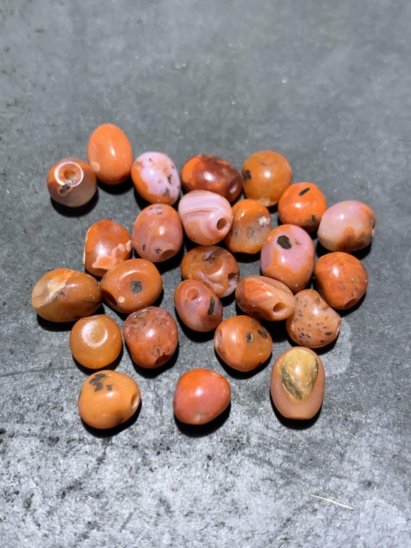 川料南红玛瑙原皮随形散珠一组，