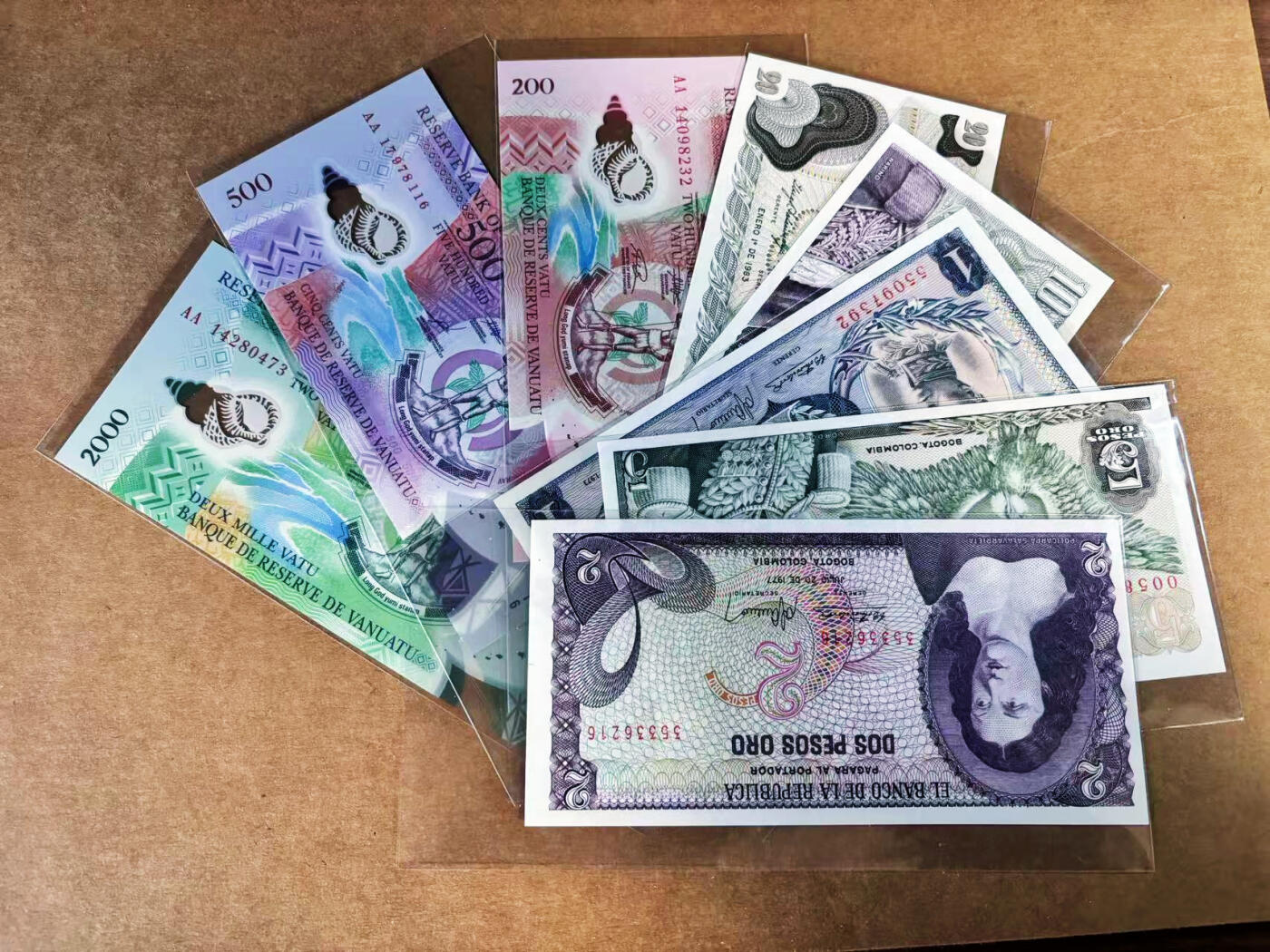 【Blue Auction】世界纸币精拍第759期——18级TOP拍卖/信誉/品质/专业/高效💫 【一组8张 含AA冠】瓦努阿图 200-2000瓦图&哥伦比亚1-20比索 全新UNC