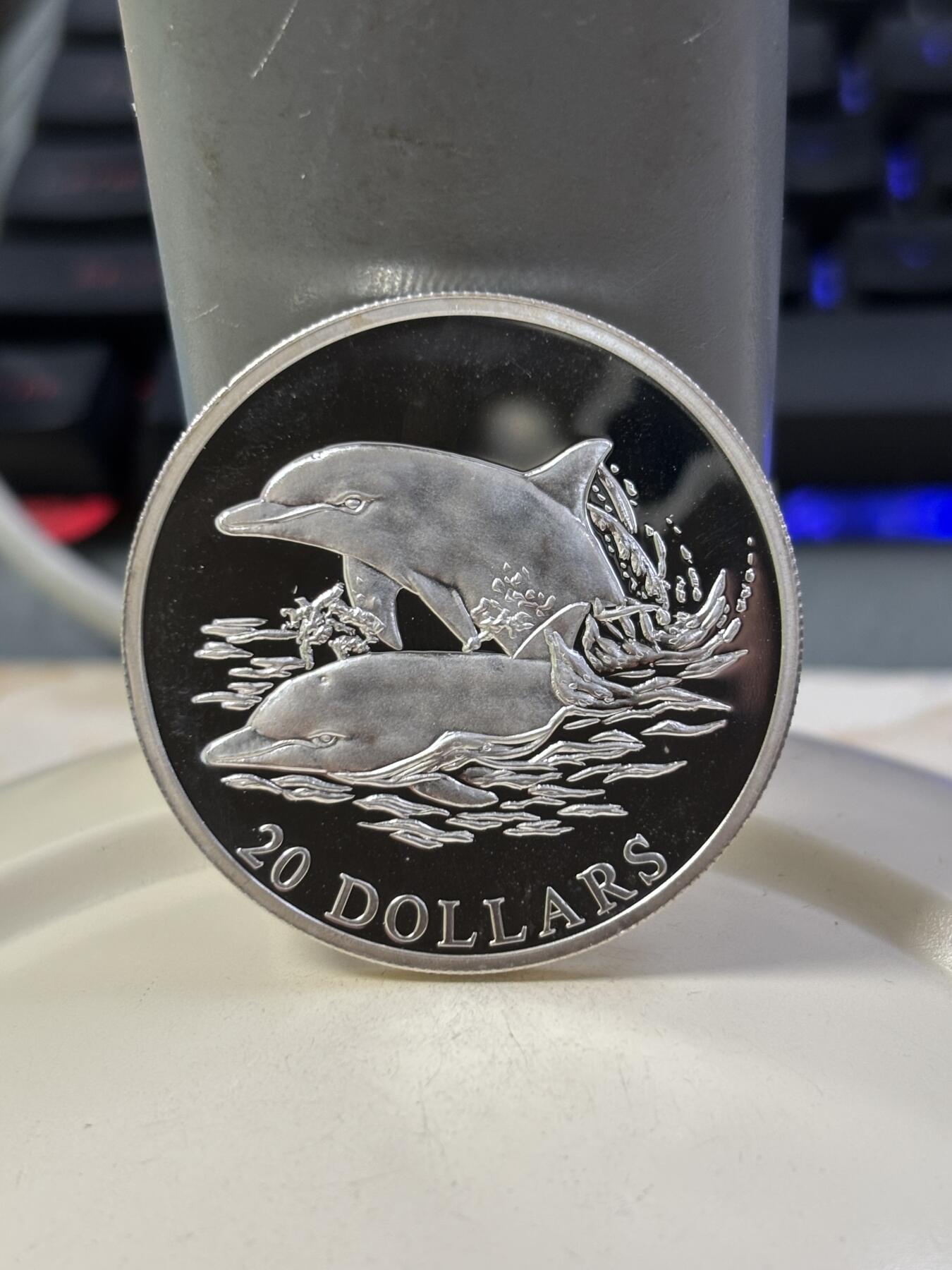 第184期拍卖 利比里亚2001年珍稀动物系列海豚20克精制纪念银币，20克银价277，999银，