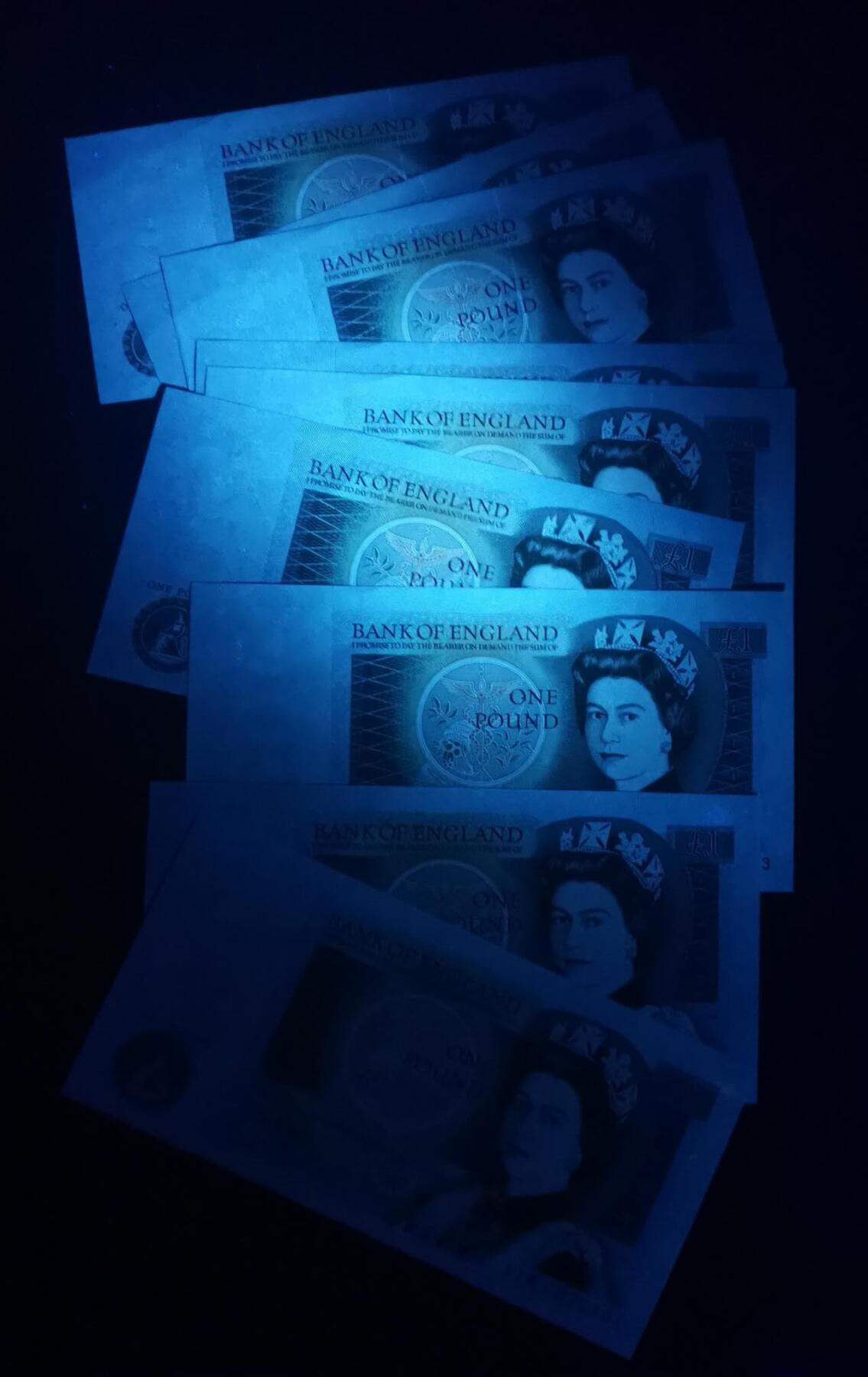 《艾美收藏》第223期-12.7周日外币畅拍 (9张)英国D序列1978-81年1镑UNC 零星几张轻微压痕 J.B.Page签名 P-377a