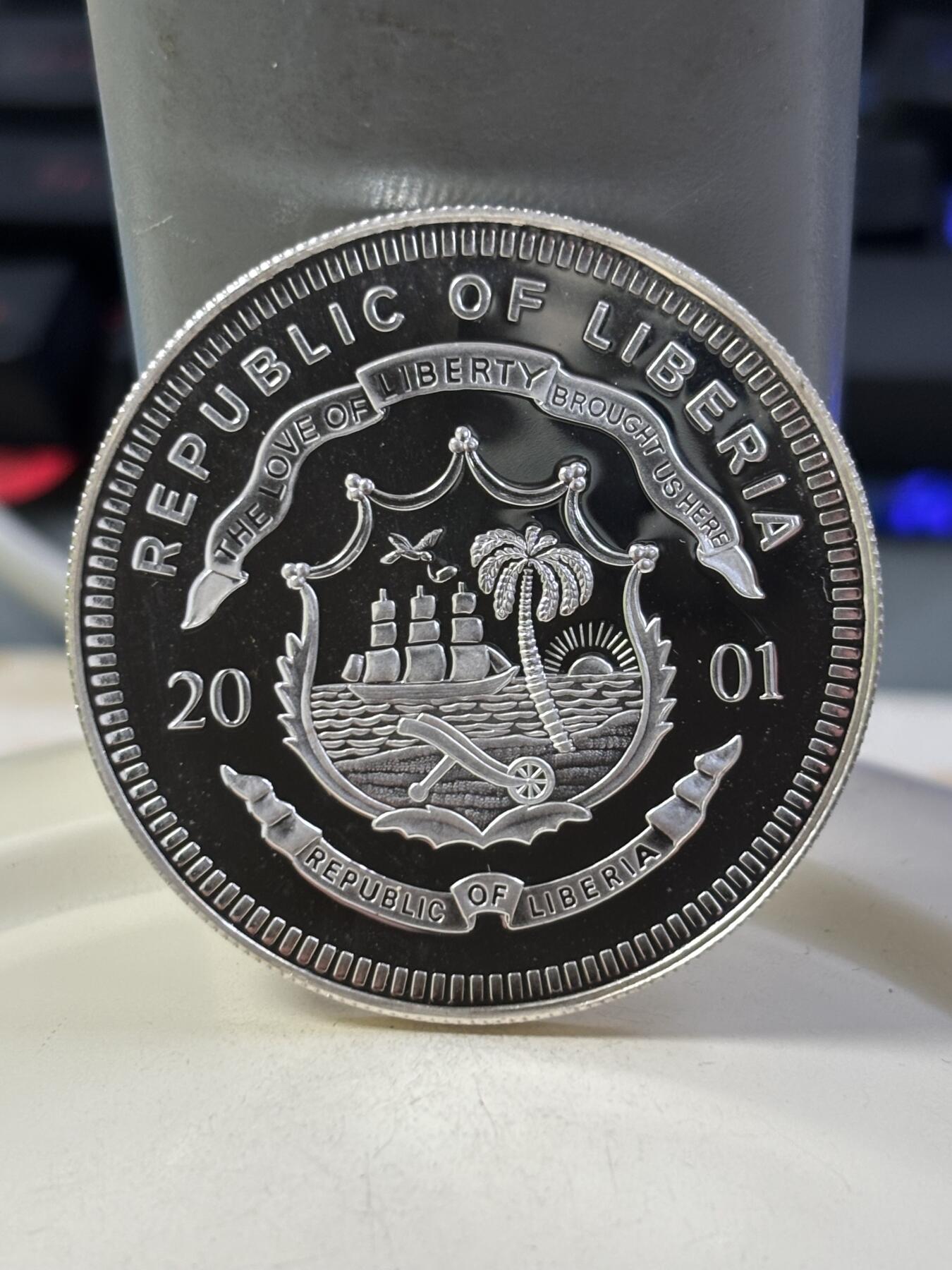 第184期拍卖 利比里亚2001年珍稀动物系列海豚20克精制纪念银币，20克银价277，999银，