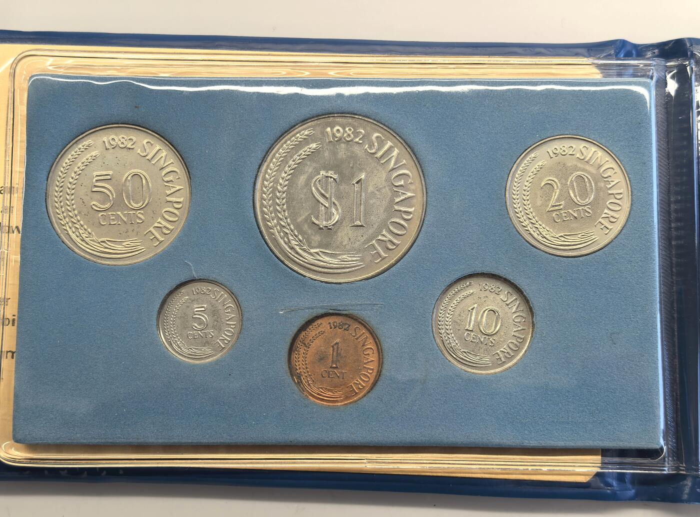 博洋堂世界钱币拍卖第150期（全场包邮） 新加坡1982狗年6枚套币蓝皮本 原包装 品相如图