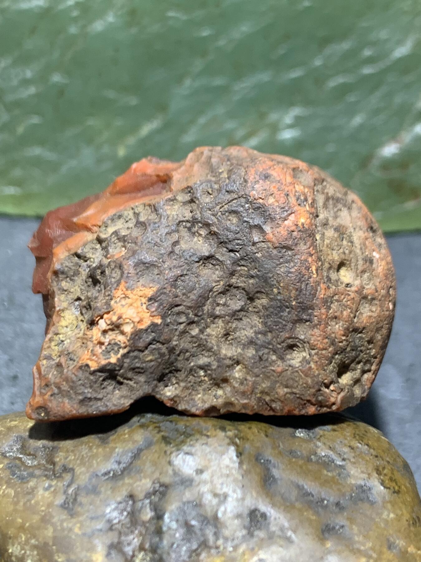 精美原皮柿子红冻料南红玛瑙原石一颗