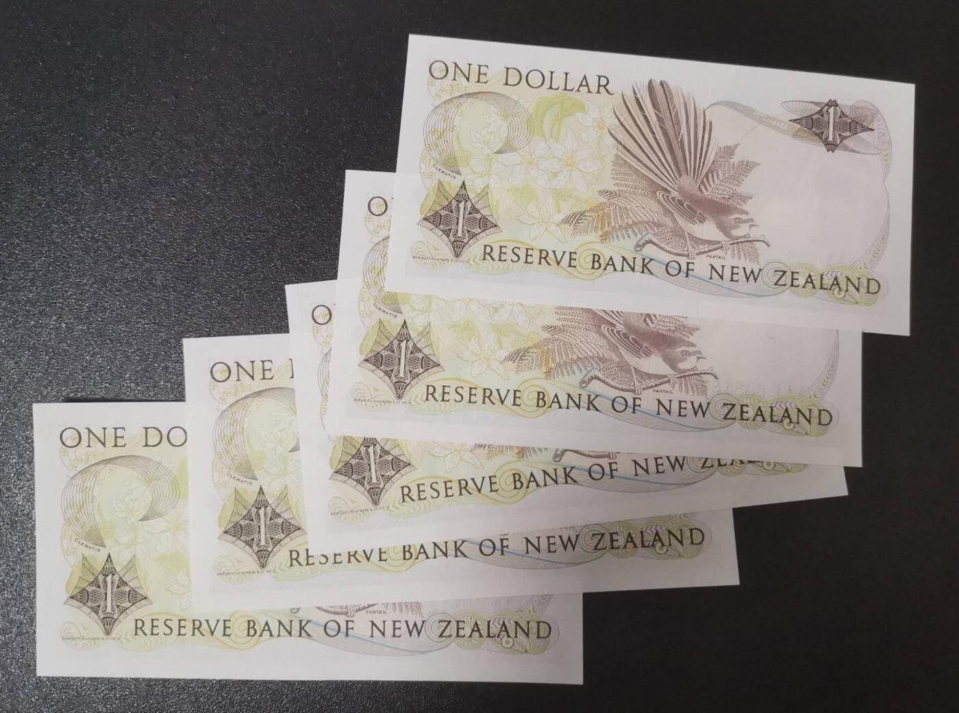 《艾美收藏》第223期-12.7周日外币畅拍 (5张)新西兰1981年首发AAA冠1元UNC千位靓号，花冠女王 Pick#169a一签