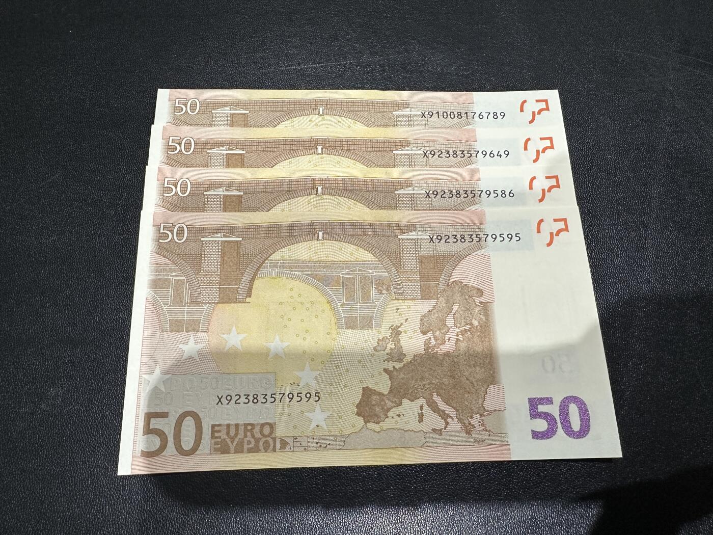 《外钞收藏家》第五百九十一期（畅拍场）（本平台长期征集拍品、欢迎藏友们联系合作） 三签50欧元 德国版 四张一起 全新 边上不明显轻微荧光瑕疵