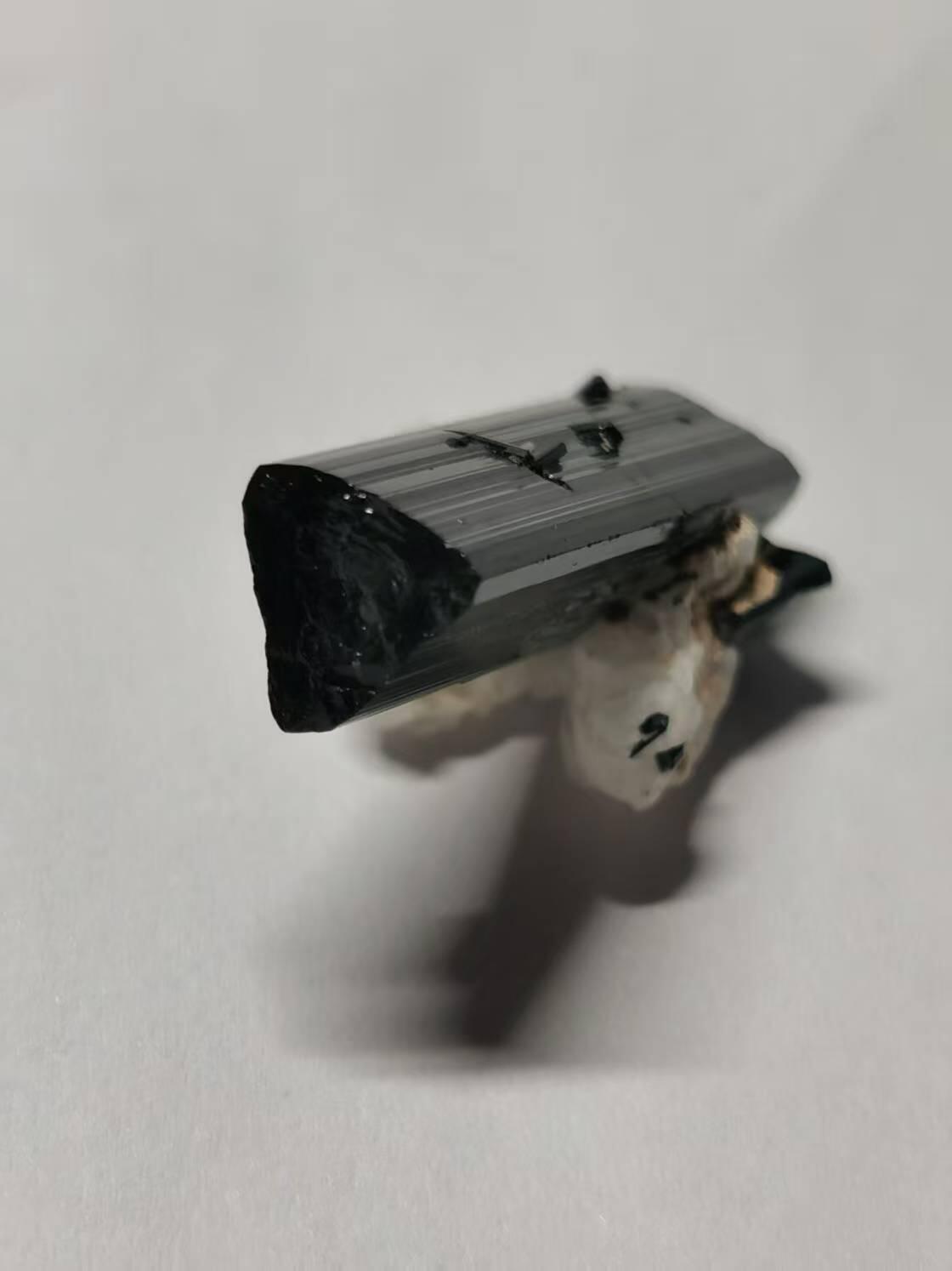 七河·世界钱币杂件水晶矿标小拍（总第30期） 藏家出品X653 巴基斯坦黑碧玺矿物标本 盒子矿 本件拍品由合作藏家邮寄，库存编号168-9.