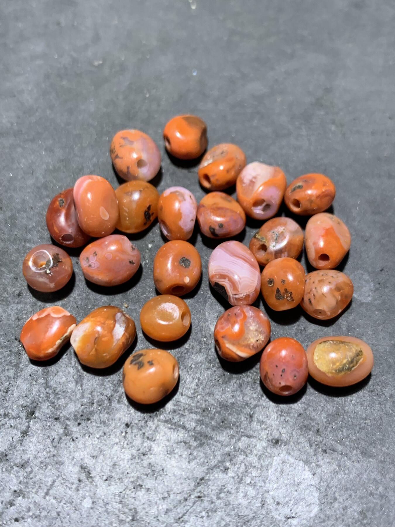 川料南红玛瑙原皮随形散珠一组，