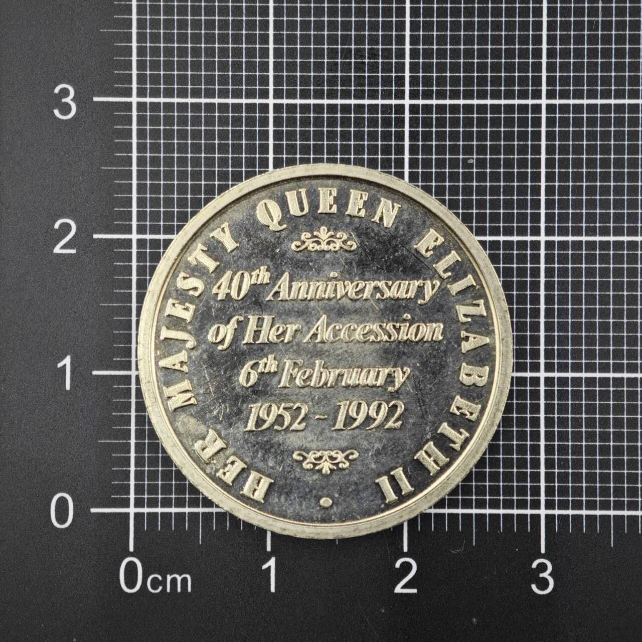 【淘币小摊】限时拍第八百二十三拍  纪念章场  满百包邮可预留两周  周一统一发货   1992年女王登基40周年纪念章