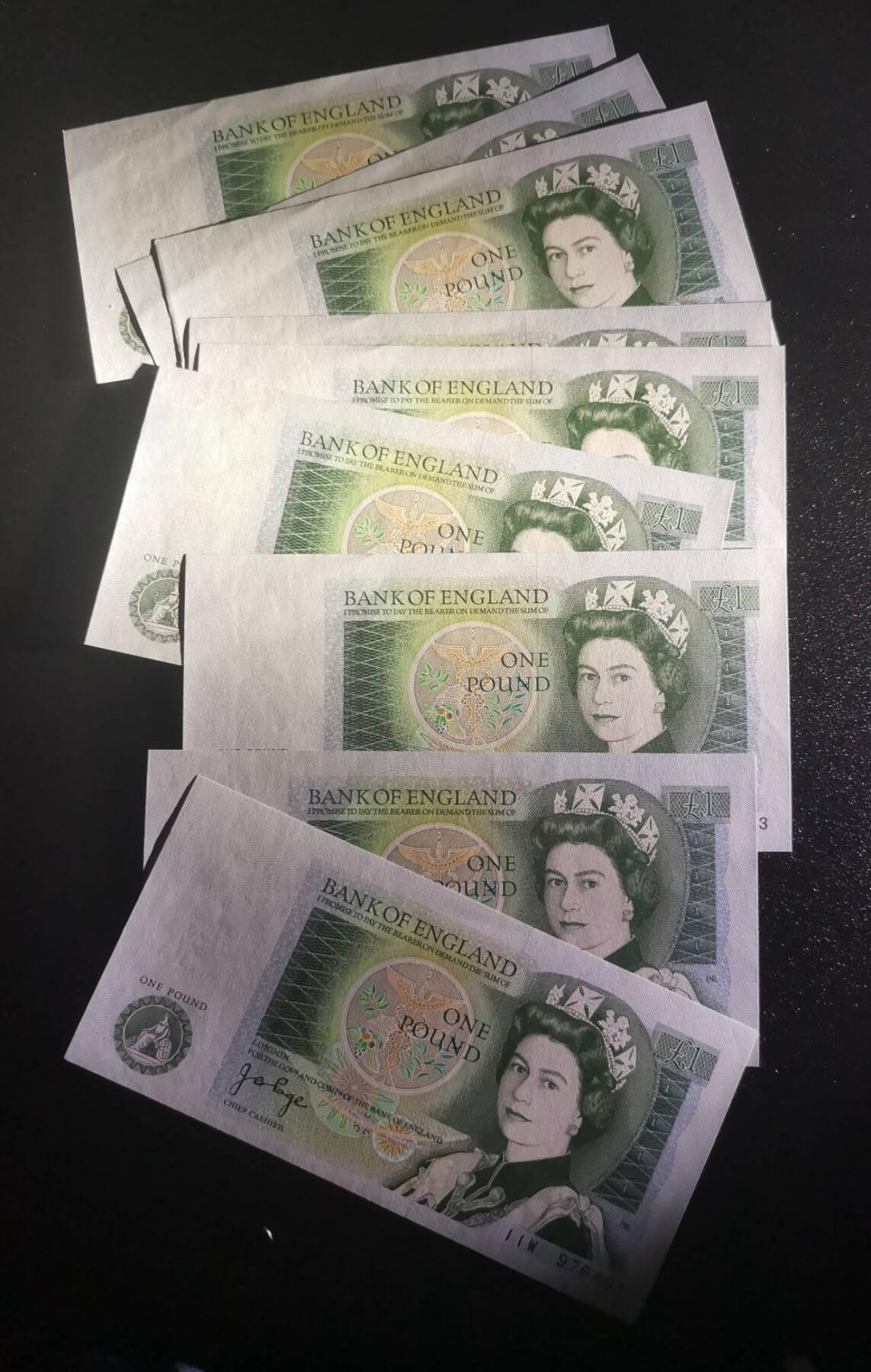 《艾美收藏》第223期-12.7周日外币畅拍 (9张)英国D序列1978-81年1镑UNC 零星几张轻微压痕 J.B.Page签名 P-377a