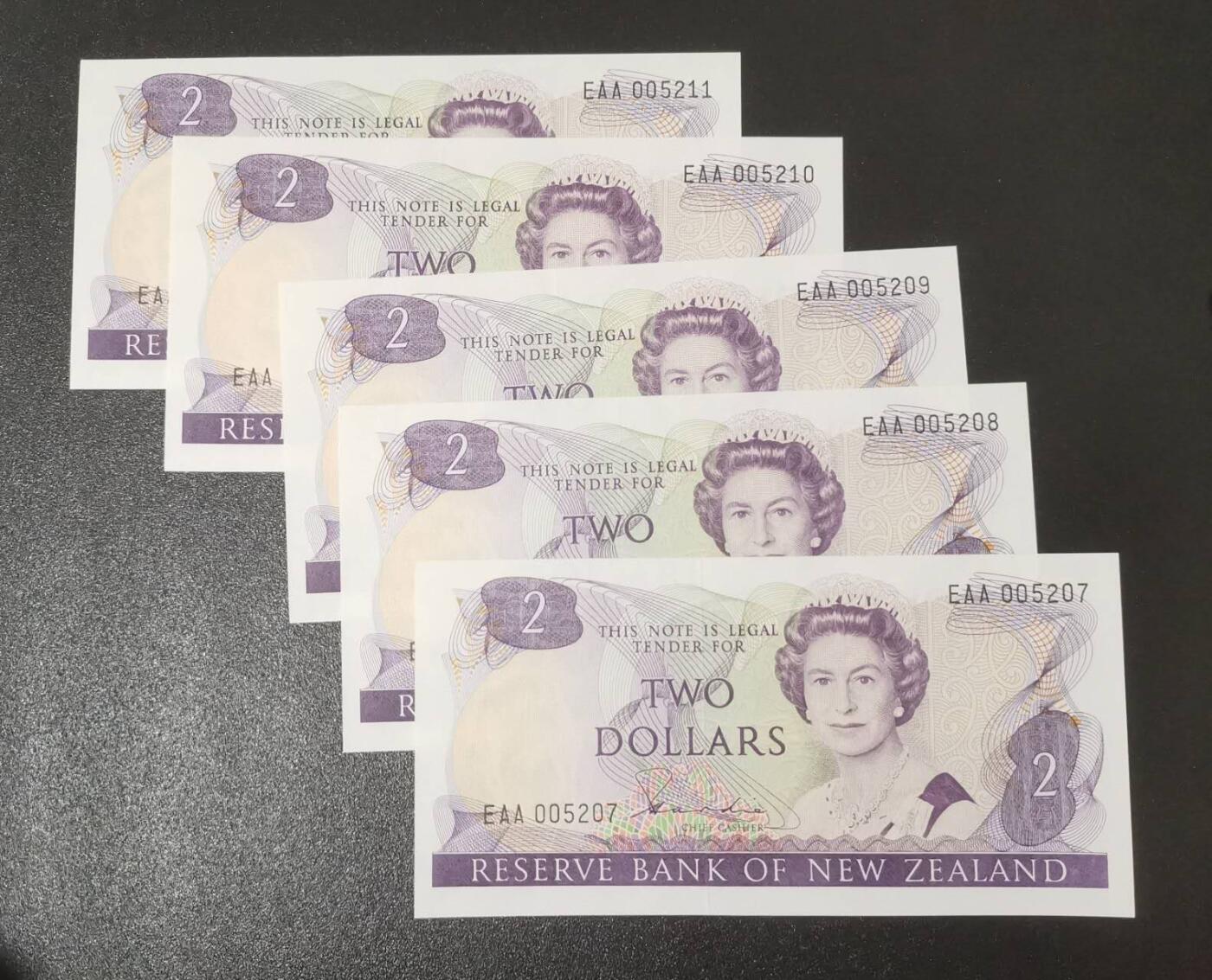 《艾美收藏》第223期-12.7周日外币畅拍 (5张)新西兰1981年首发EAA冠2元UNC千位靓号，花冠女王 Pick#170a一签