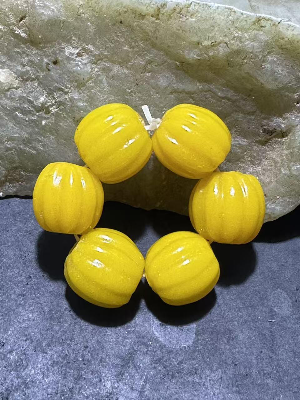建国前后库存上等鸡油黄色琉璃瓜珠一组，