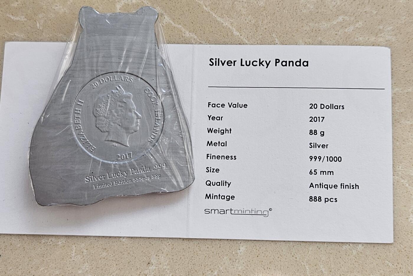 【币将精彩】世界钱币拍卖（2025-12-17） 库克2017年幸运大熊猫88克仿真大银币，发行888枚，带证书包装塑封有氧化。