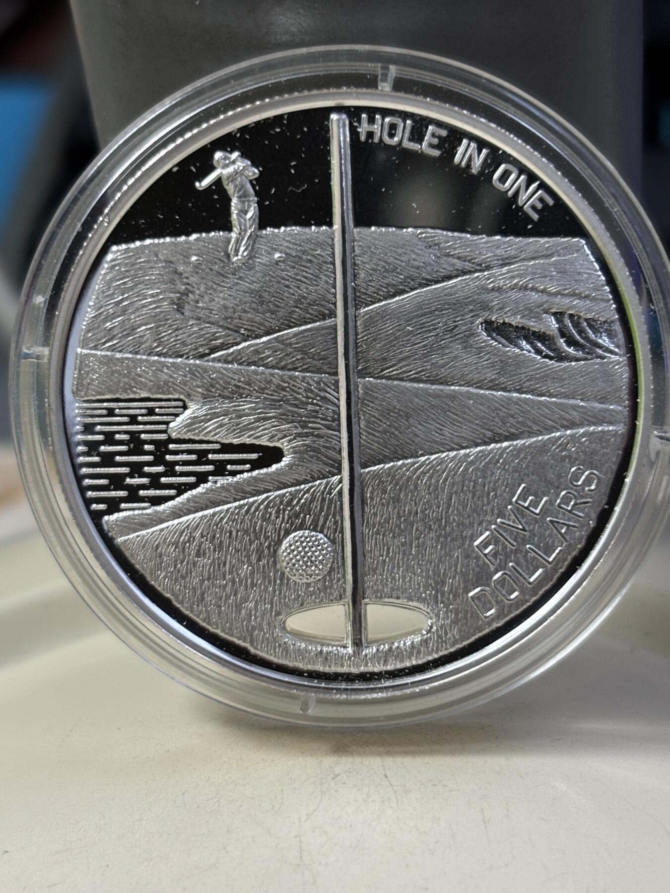 第184期拍卖 获奖币巴哈马1994年一杆进洞镂空精制纪念银币带证书，获得克劳斯1996年度最佳创意币大奖，999银，1盎司