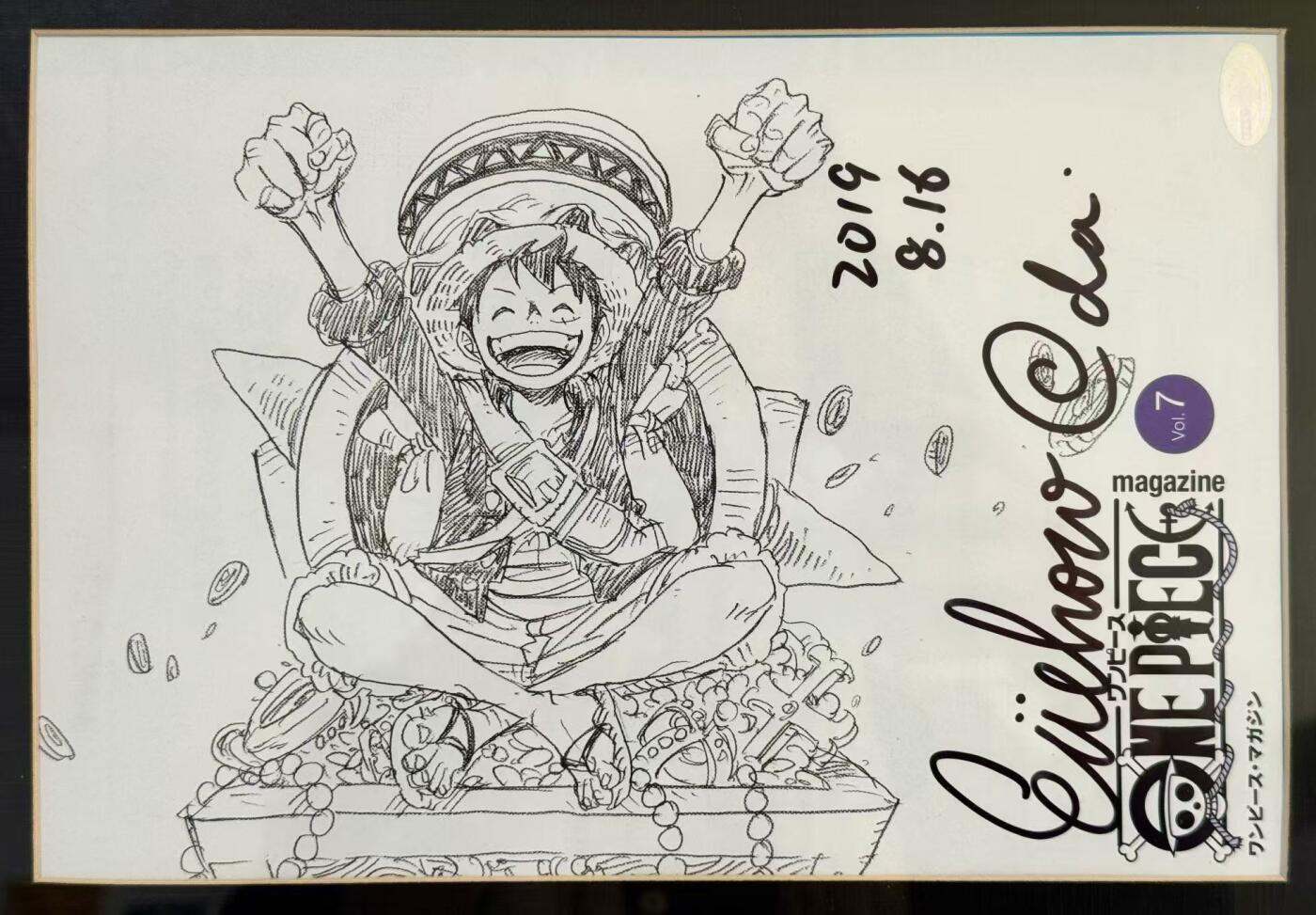 零元拍：日本著名漫画《海贼王》作者 尾田荣一郎老师亲笔签名《ONE PIECE》专刊第7期，签名扉页已取下来完美正背双面裱框，实木相框比较厚重有分量，可分别不同图案展示。相框开裂有粘胶痕迹，还有磕碰掉漆现象，通缉令页面无签名，介意勿拍。如不需要外框，也可以拆出内框，去掉沉重外框。