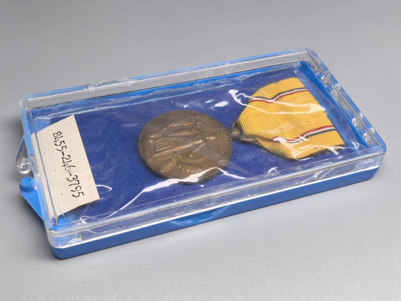 小驴勋章奖章收藏12月06日周六晚六点拍卖（珍爱和平，收藏战争，铭记历史，勿忘国耻，忠党爱国。有偿代拍，送拍规则在简介最后，参拍须阅读规则后再参拍，关系到运费包装发货时效真假辨别等关键信息，拍卖时不再发原图，看大图店主微信码在拍卖店铺介绍里） 二战美国本土防卫奖章，带原盒库存品，原盒右侧有伤，1941设立根据美国总统法令授予在1939年9月8日至1941年5月27日期间服役12个月的官兵