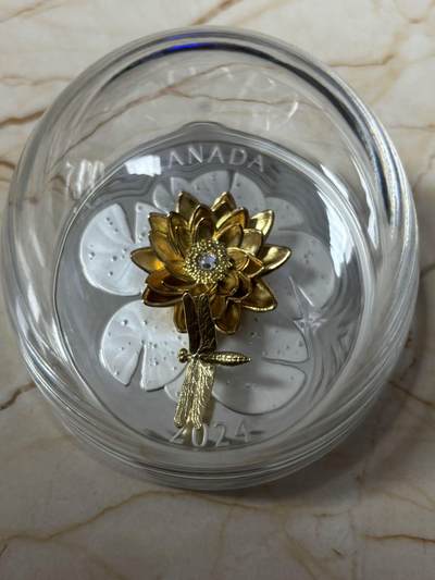 第185期拍卖 - 加拿大2024年莲花和蜻蜓镀金5盎司镶嵌可旋转纪念银币，9999银，157.6克，发行1250枚