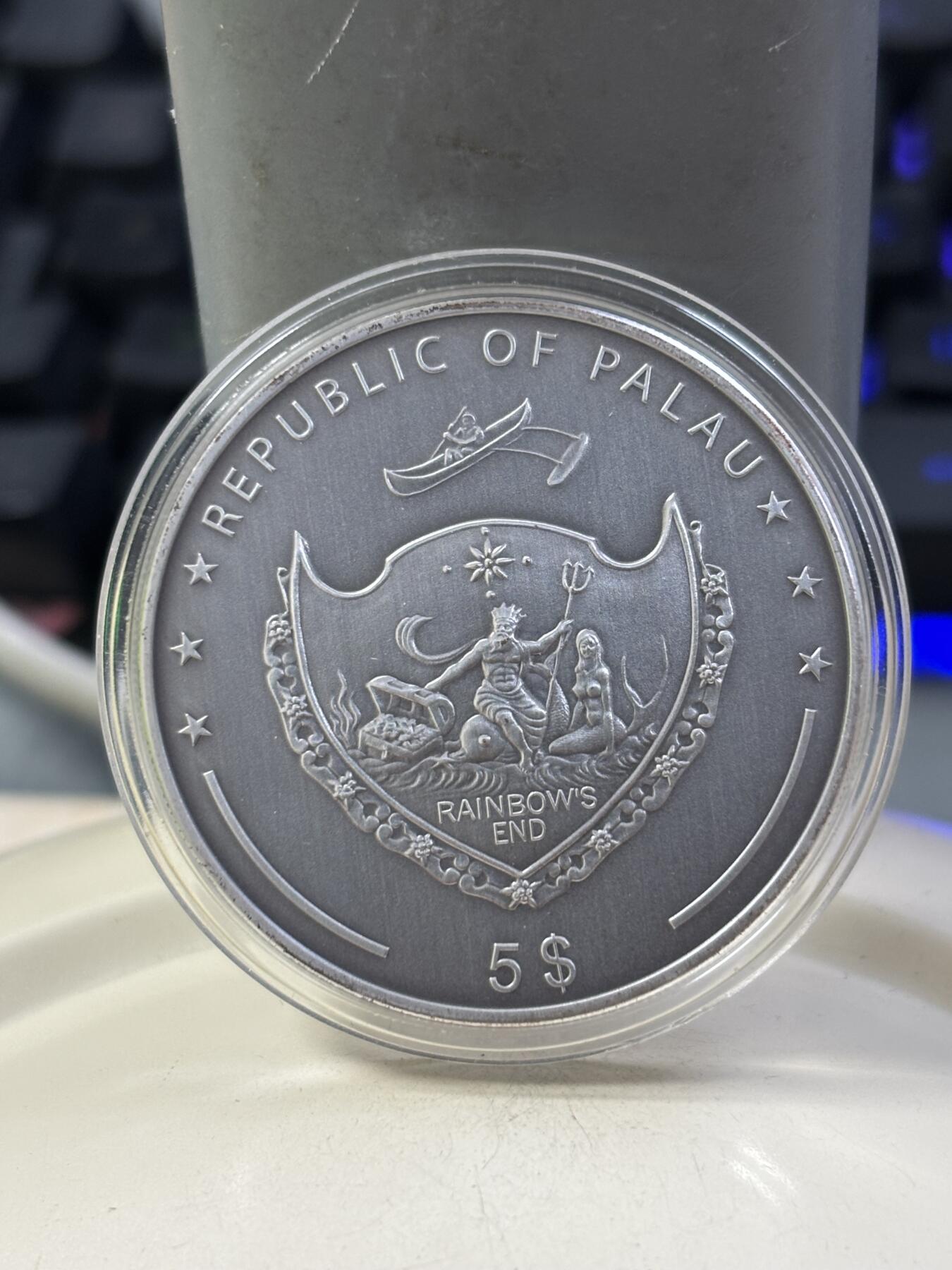 第184期拍卖 帕劳2009年世界珍宝系列1镶嵌祖母绿宝石仿古银币，925银，25克，发行2000枚，系列首枚