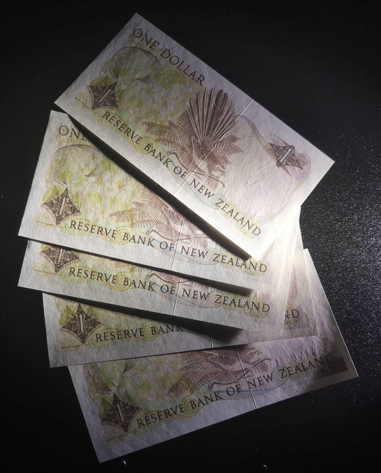 《艾美收藏》第223期-12.7周日外币畅拍 (5张)新西兰1981年首发AAA冠1元UNC千位靓号，花冠女王 Pick#169a一签