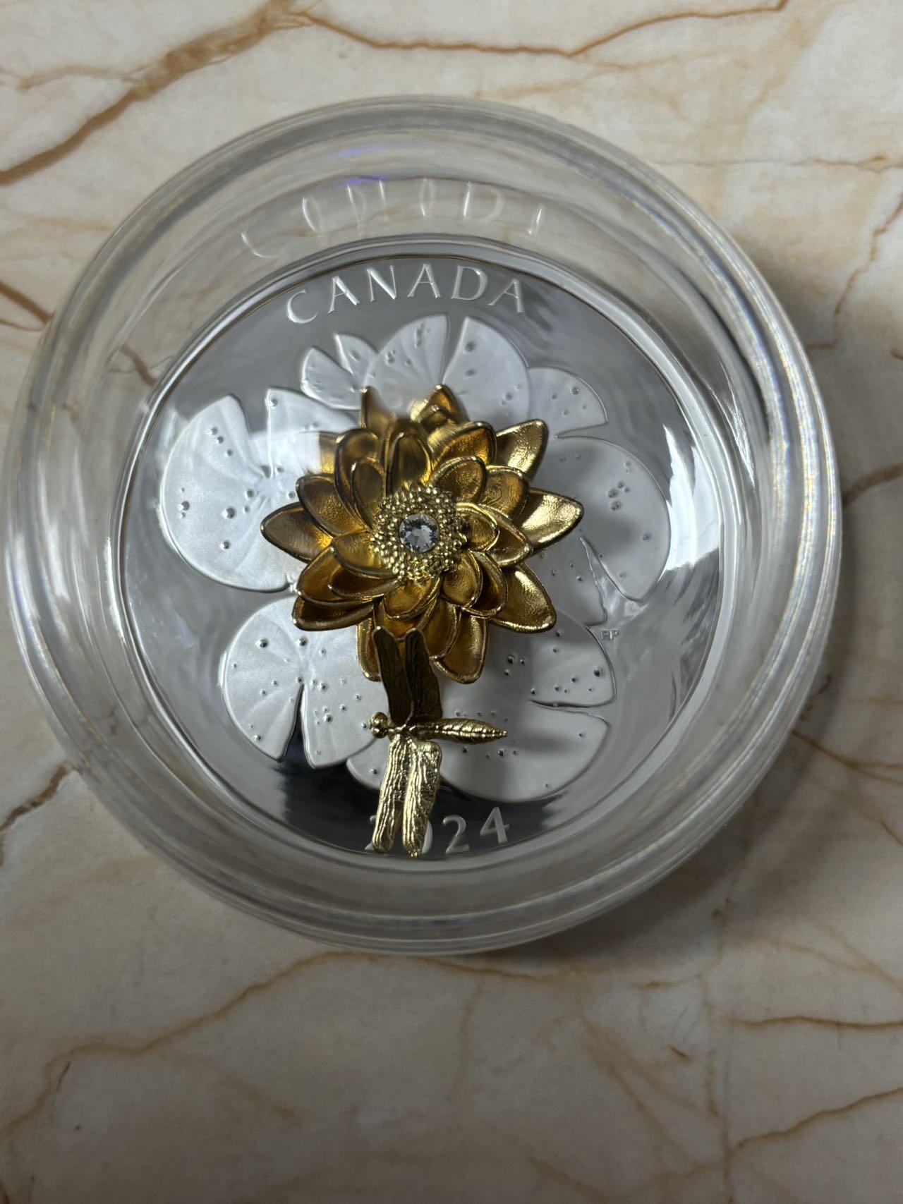 第185期拍卖 加拿大2024年莲花和蜻蜓镀金5盎司镶嵌可旋转纪念银币，9999银，157.6克，发行1250枚