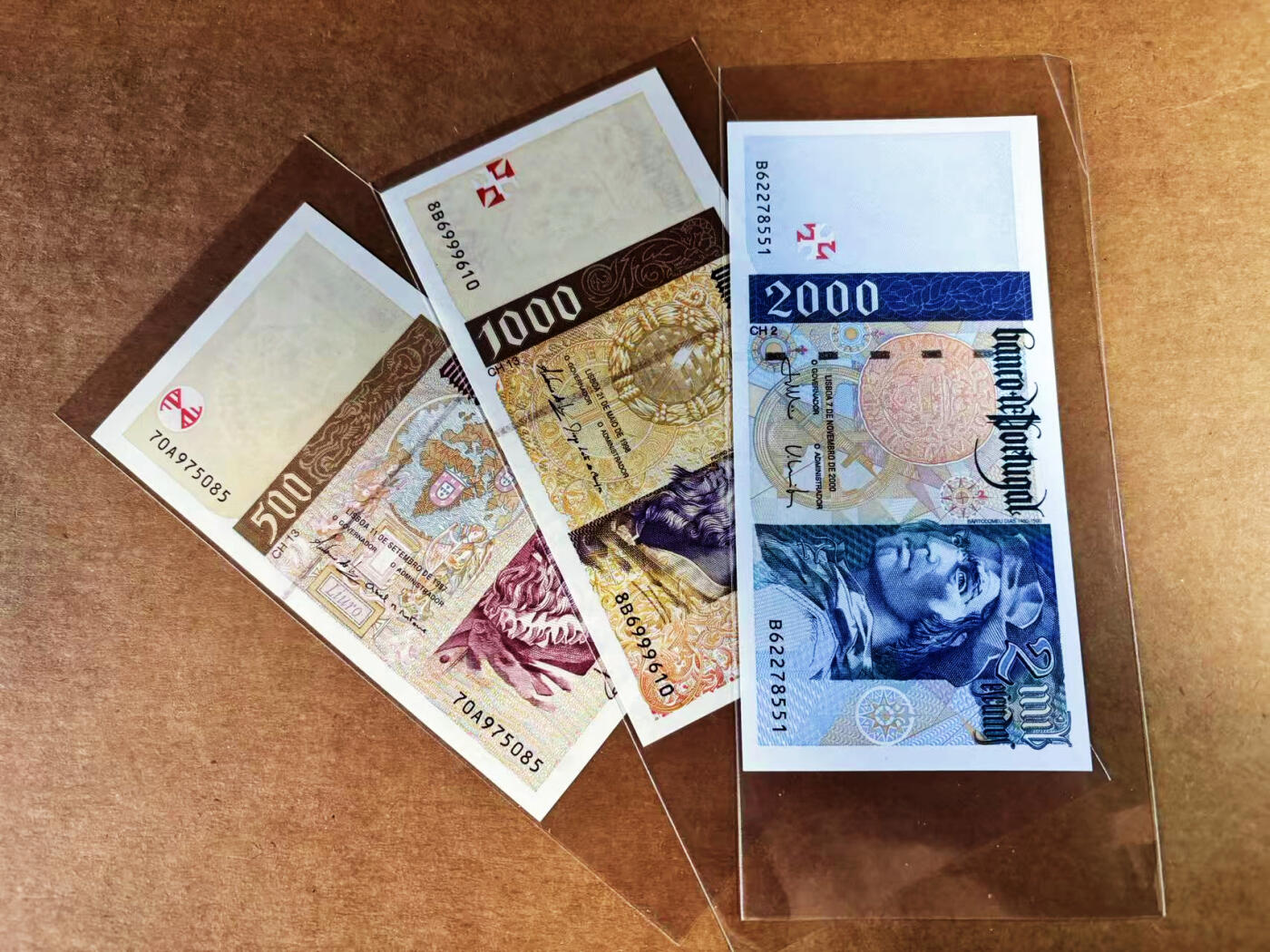 【Blue Auction】世界纸币精拍第759期——18级TOP拍卖/信誉/品质/专业/高效💫 【一组3张 含倒置号】葡萄牙 1997-2000年500-2000埃斯库多 全新UNC