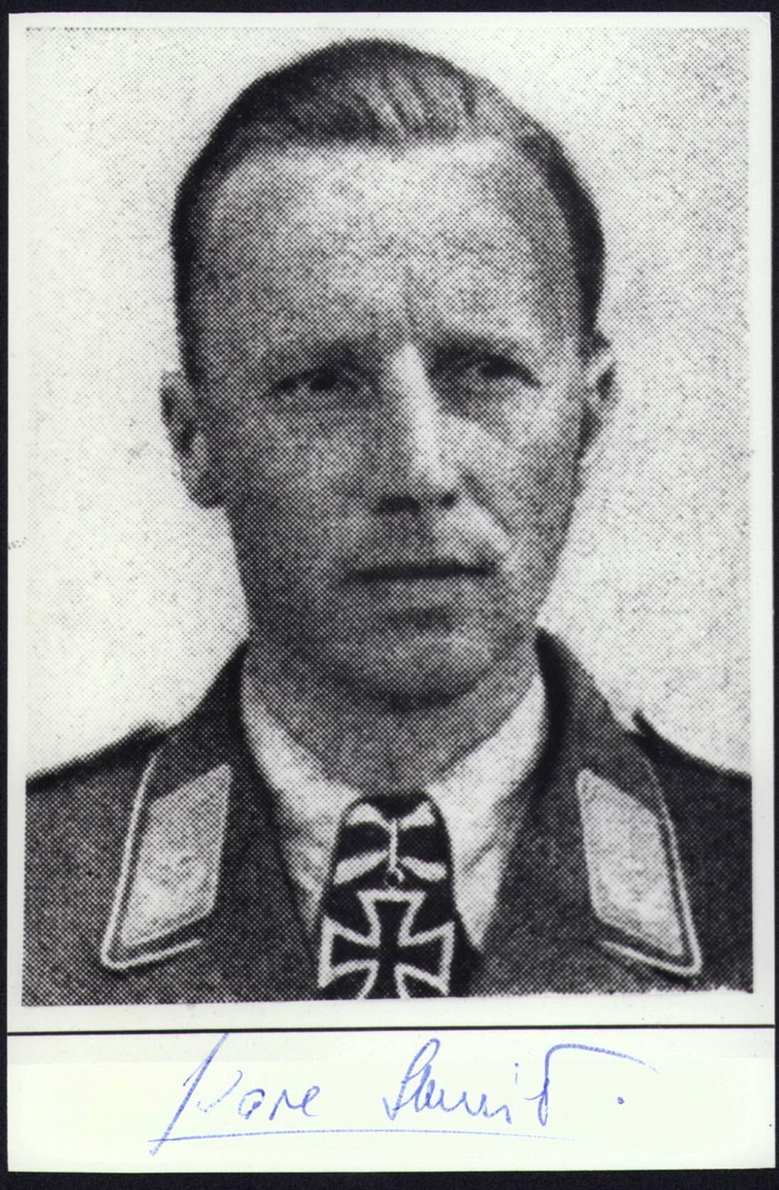 小驴勋章奖章收藏12月06日周六晚六点拍卖（珍爱和平，收藏战争，铭记历史，勿忘国耻，忠党爱国。有偿代拍，送拍规则在简介最后，参拍须阅读规则后再参拍，关系到运费包装发货时效真假辨别等关键信息，拍卖时不再发原图，看大图店主微信码在拍卖店铺介绍里） 火车杀手Karl Schmid战后亲签