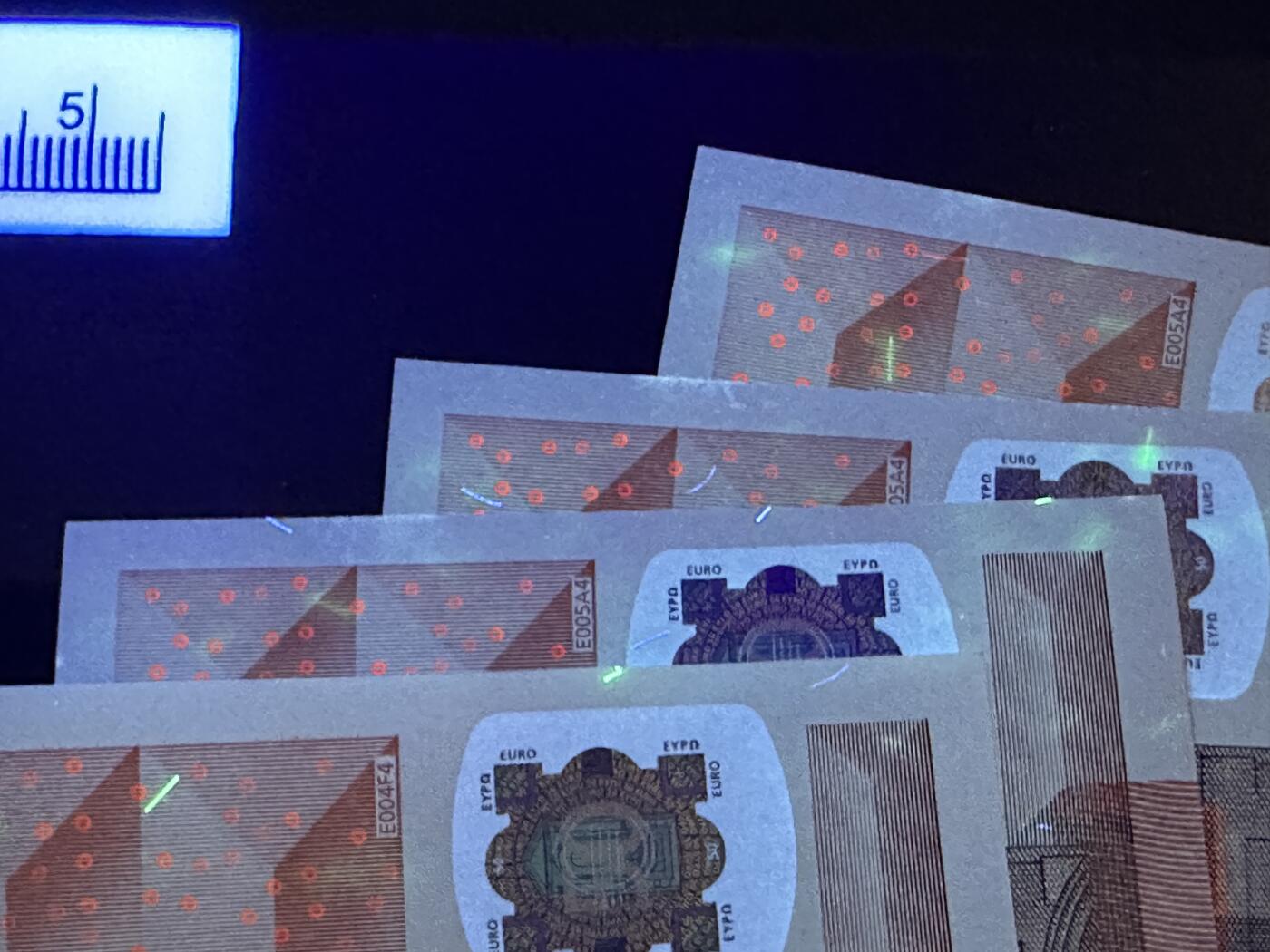 《外钞收藏家》第五百九十一期（畅拍场）（本平台长期征集拍品、欢迎藏友们联系合作） 三签50欧元 德国版 四张一起 全新 边上不明显轻微荧光瑕疵