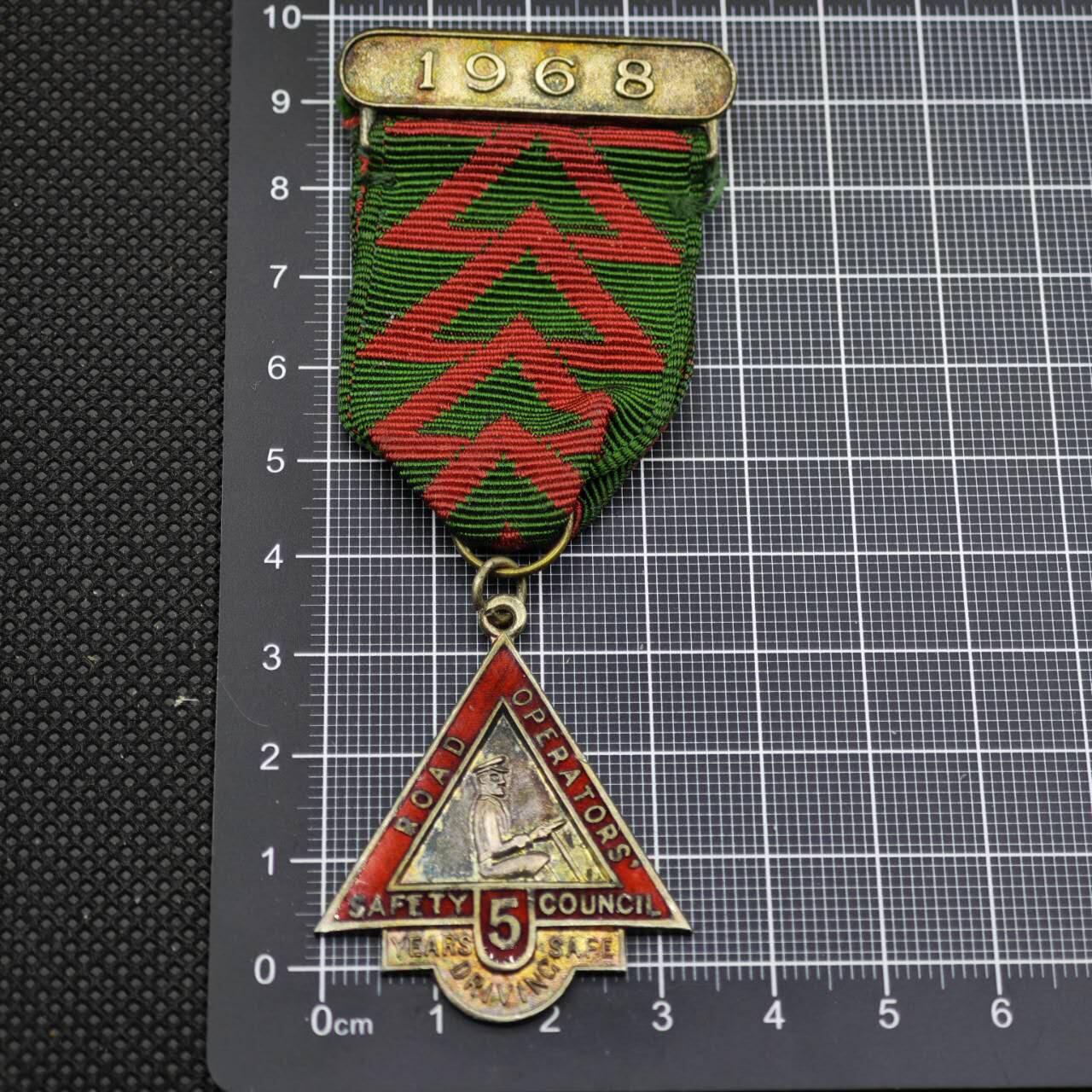 【淘币小摊】限时拍第八百二十三拍  纪念章场  满百包邮可预留两周  周一统一发货   英国1968年安全驾驶竞赛奖章