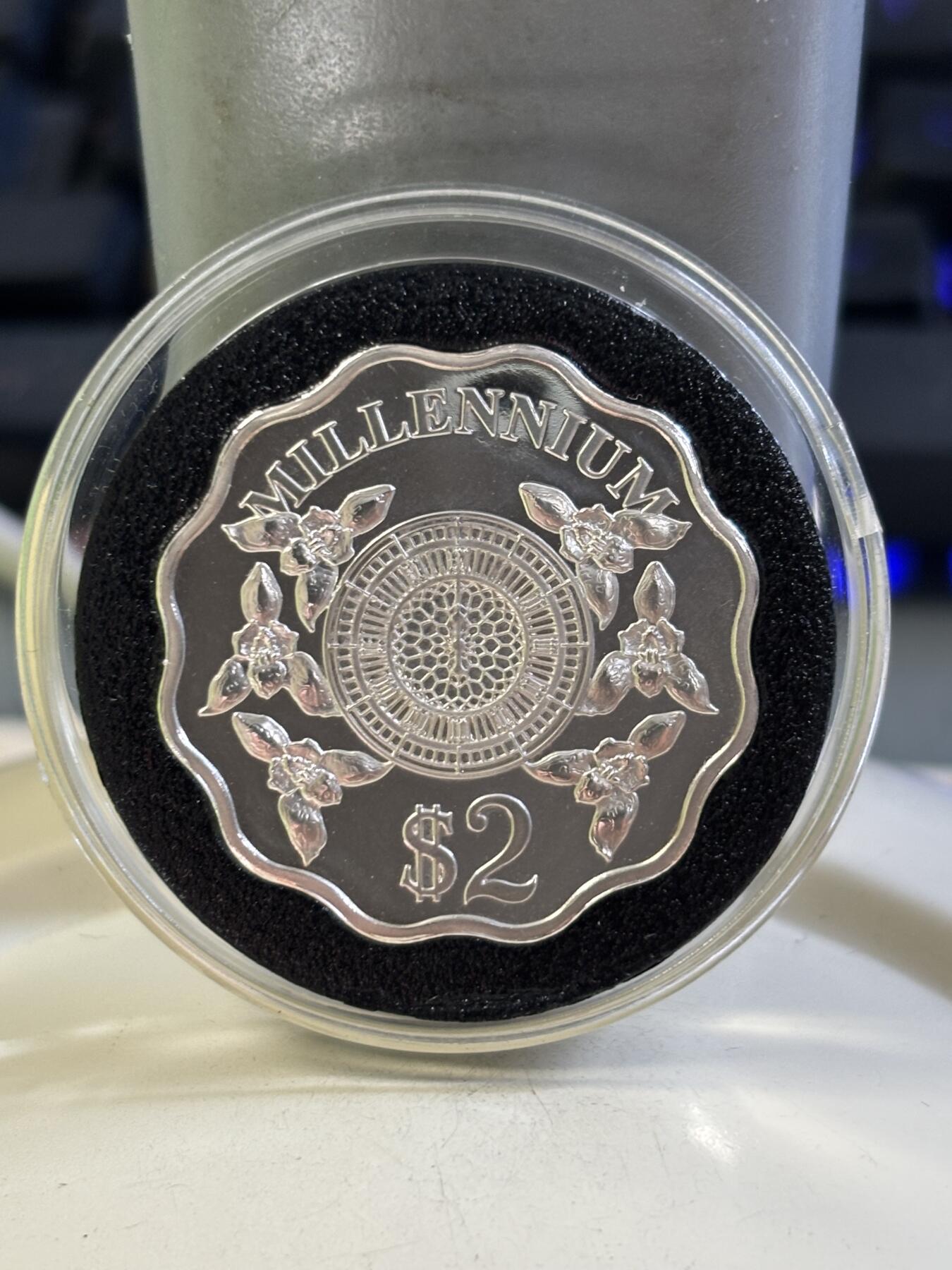 第184期拍卖 开曼1999年2000千禧年钟表梅花形异形纪念银币,999银，15.552克，发行30000枚。有氧化