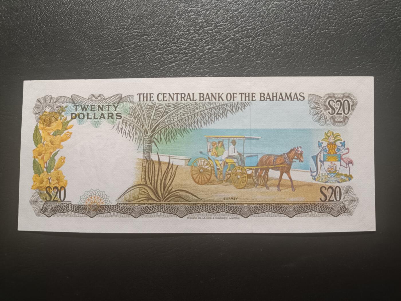 2025十二月第一期，总206期 巴哈马1974版20元UNC-，后期“巴哈马中央银行”抬头，稀有的中高面值，大冠女王和传统观光马车，德纳罗公司水粉画风格的唯美彩背