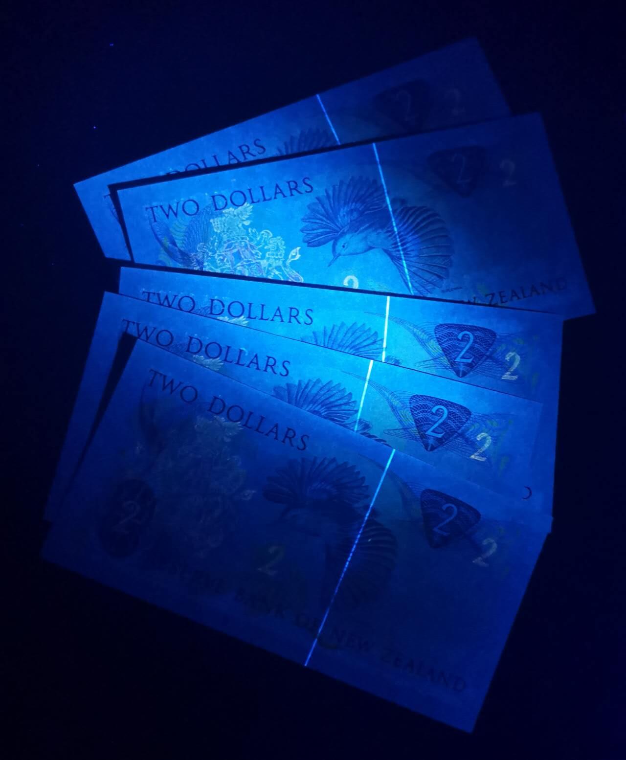 《艾美收藏》第223期-12.7周日外币畅拍 (5张)新西兰1981年首发EAA冠2元UNC千位靓号，花冠女王 Pick#170a一签