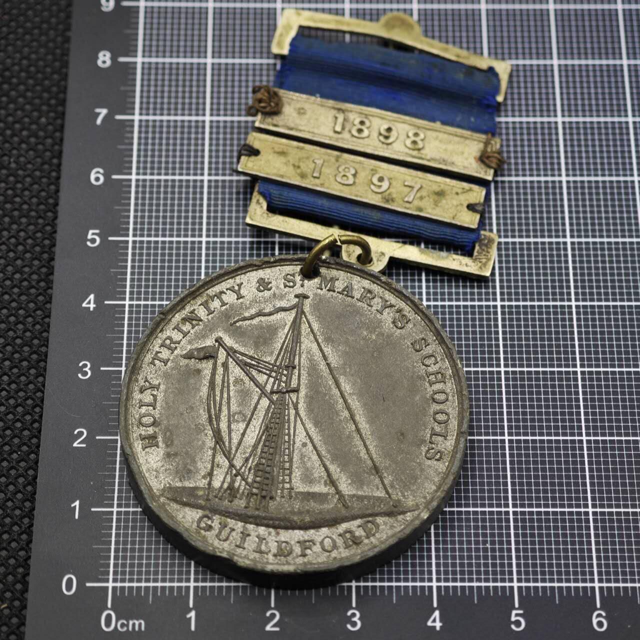 【淘币小摊】限时拍第八百二十三拍  纪念章场  满百包邮可预留两周  周一统一发货  吉尔福德圣三一与圣玛丽学校年度奖章