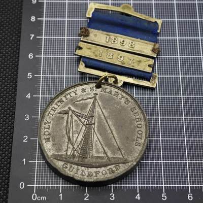 【淘币小摊】限时拍第八百二十三拍  纪念章场  满百包邮可预留两周  周一统一发货  - 吉尔福德圣三一与圣玛丽学校年度奖章