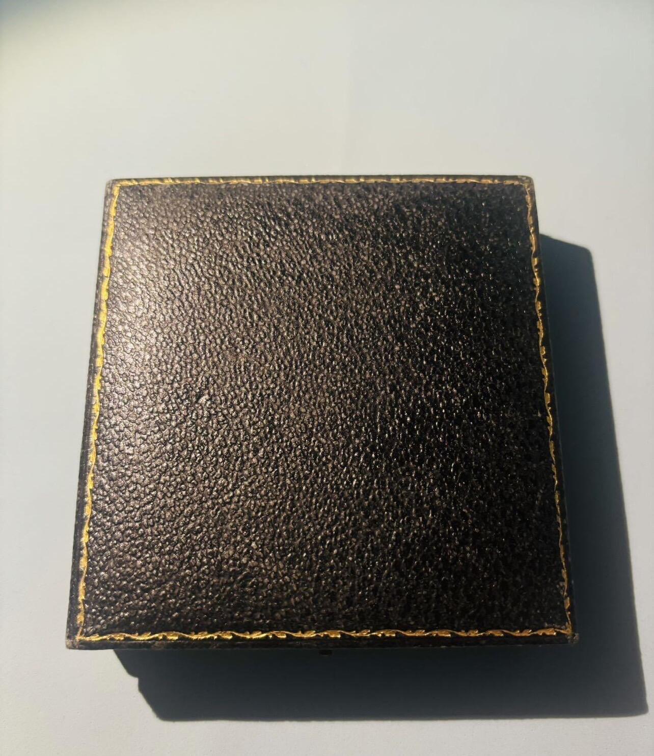 勋章专场  Lot.48 英国乔治五世银禧 乔治六世登基纪念章2联排 定制礼服挂版 均为银制 带定制盒