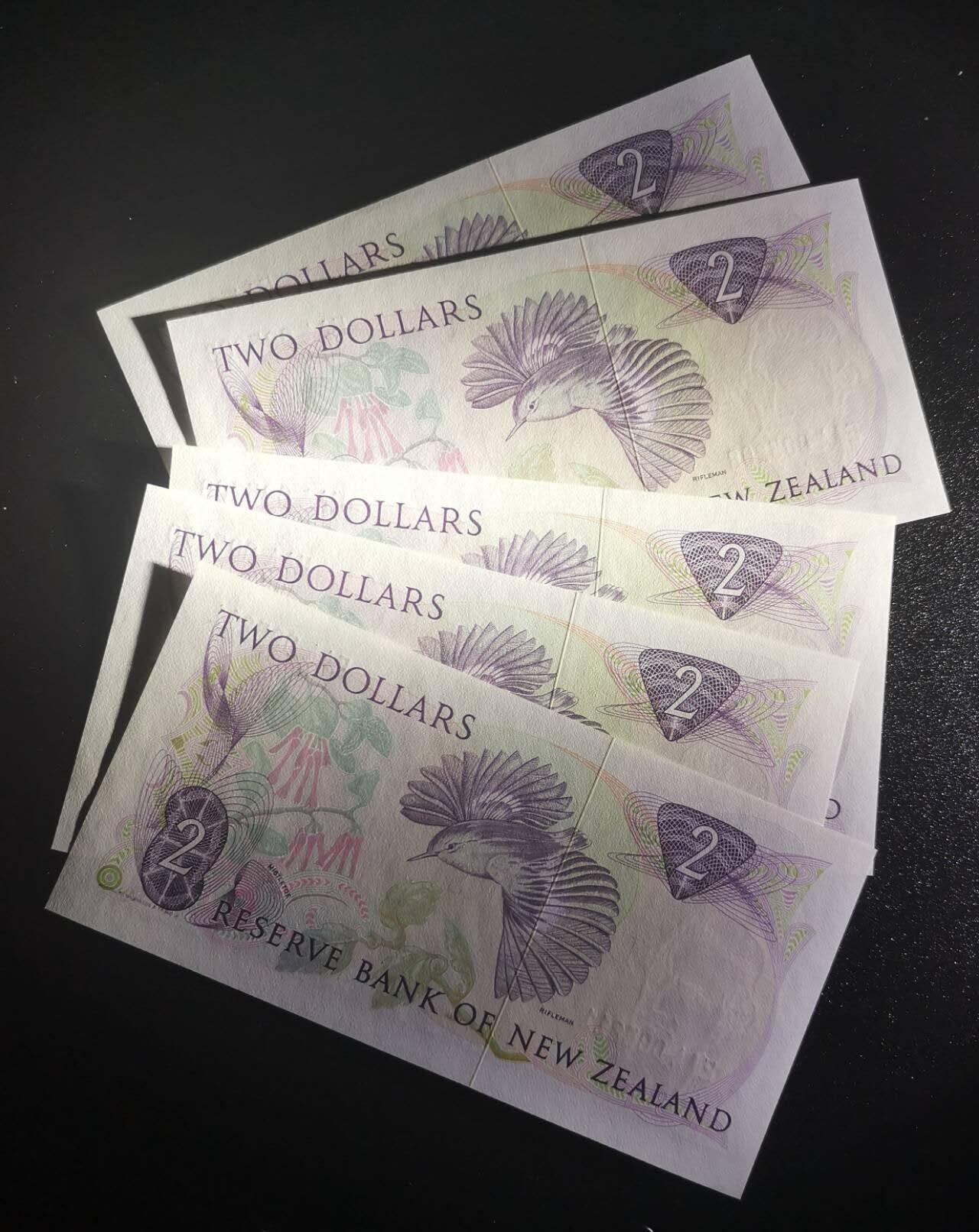 《艾美收藏》第223期-12.7周日外币畅拍 (5张)新西兰1981年首发EAA冠2元UNC千位靓号，花冠女王 Pick#170a一签