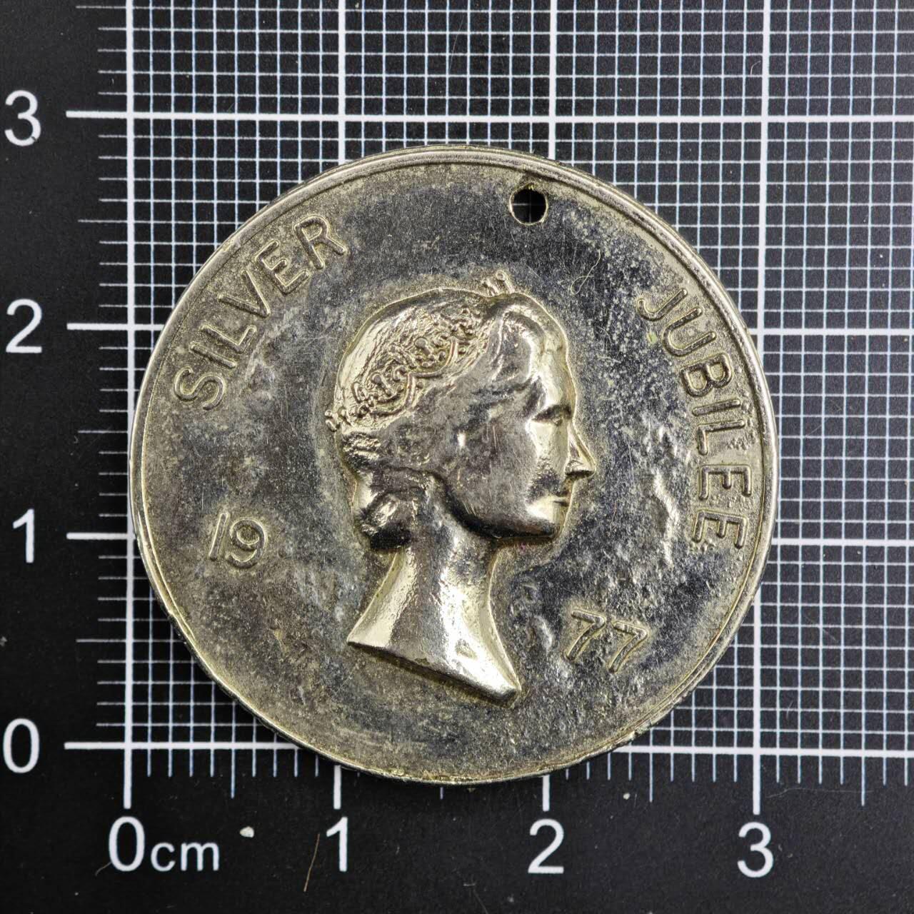 【淘币小摊】限时拍第八百二十三拍  纪念章场  满百包邮可预留两周  周一统一发货   英国1977年女王登基银禧纪念章