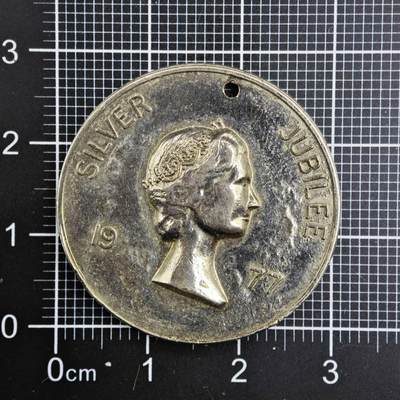 【淘币小摊】限时拍第八百二十三拍  纪念章场  满百包邮可预留两周  周一统一发货  -  英国1977年女王登基银禧纪念章