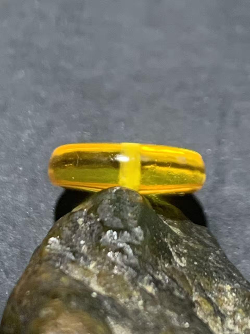 精美天然乌克兰蜜蜡随形小平安扣一个，