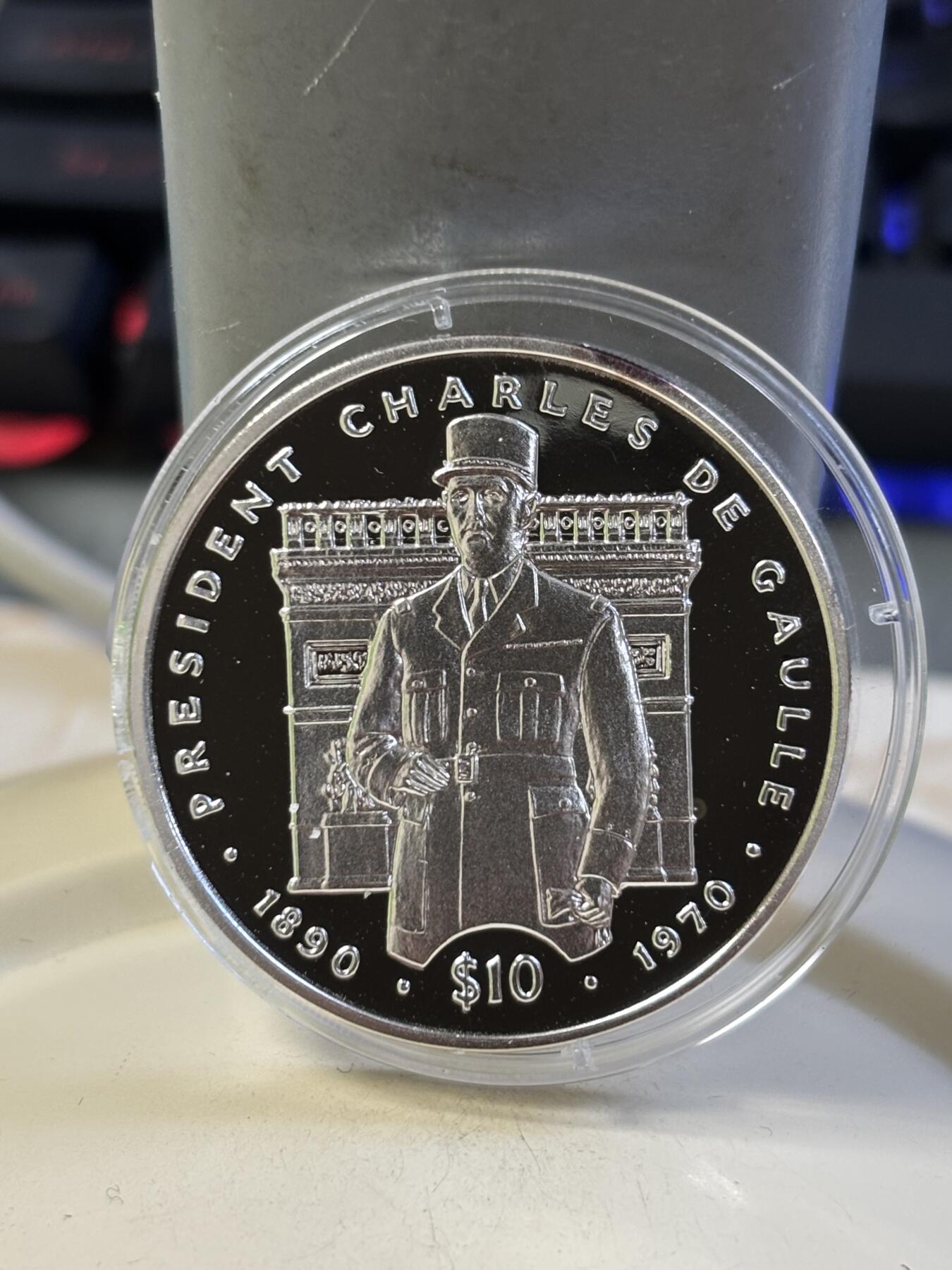 第184期拍卖 利比里亚1995年二战英雄戴高乐1盎司精制纪念银币，999银银价431，塑料盒有破，有氧化