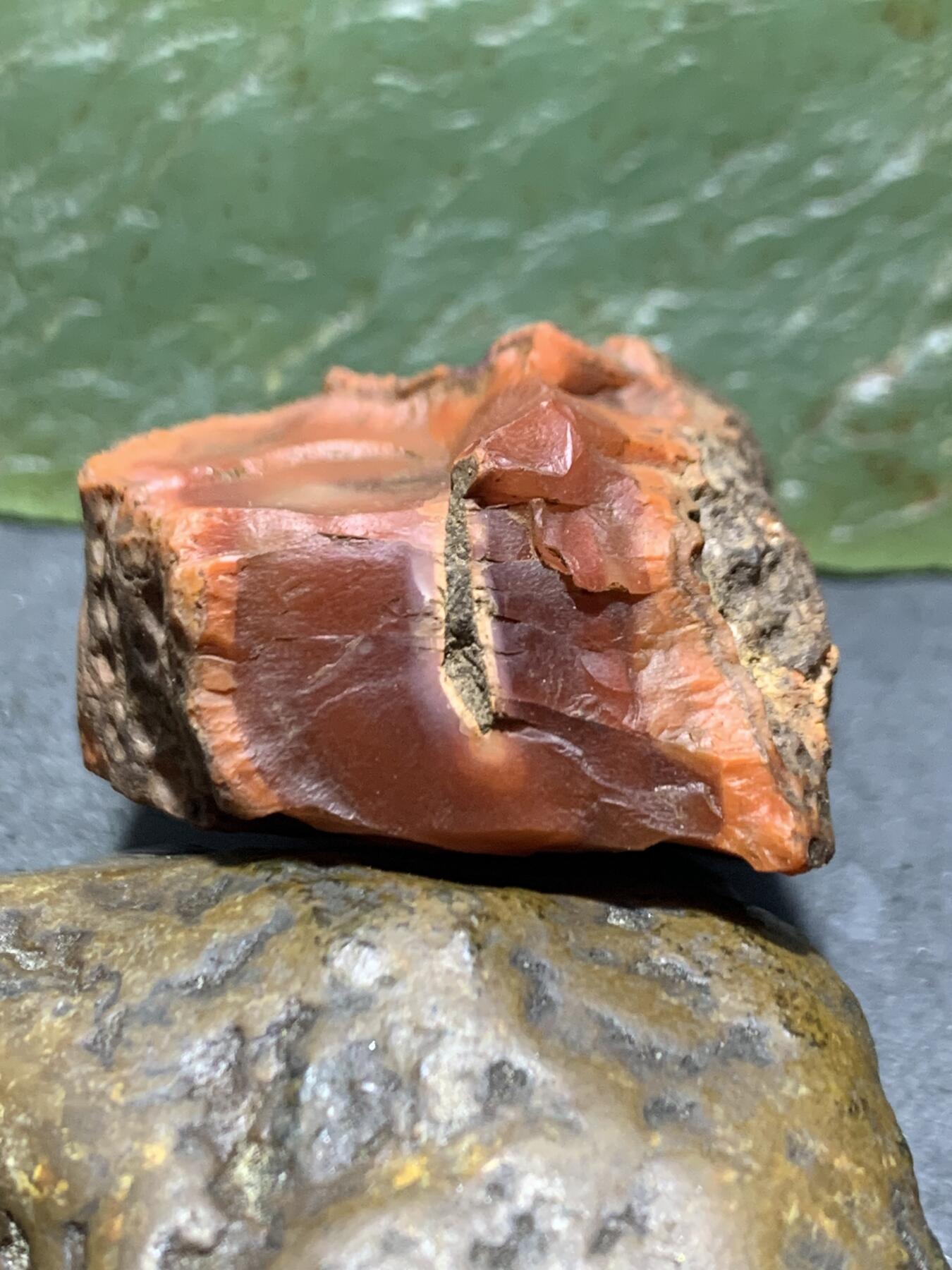 精美原皮柿子红冻料南红玛瑙原石一颗