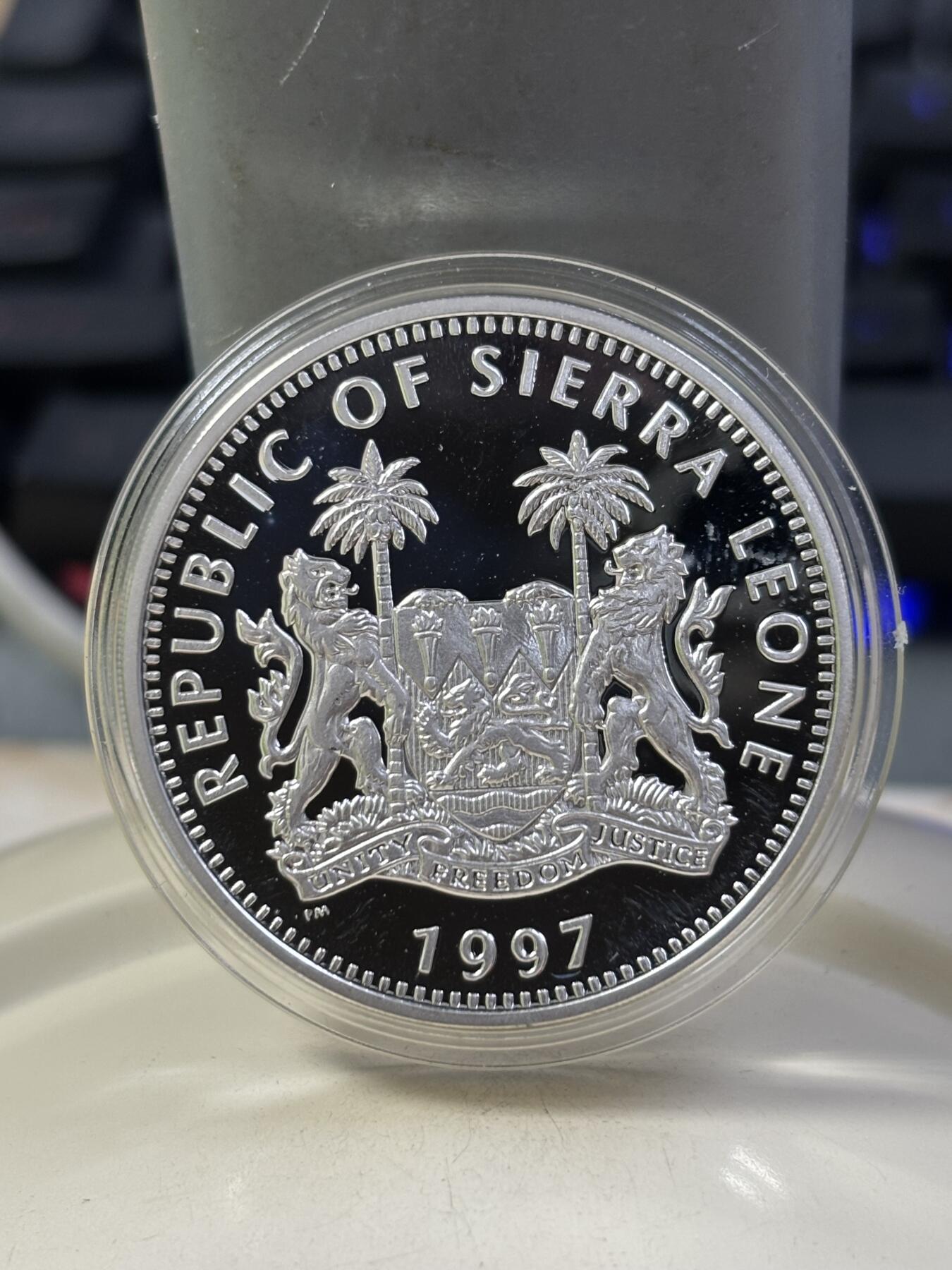 第184期拍卖 获奖塞拉利昂1997年戴安娜和特雷莎1盎司纪念银币，925银，发行10000枚，获1999年度克劳斯最富激情币大奖