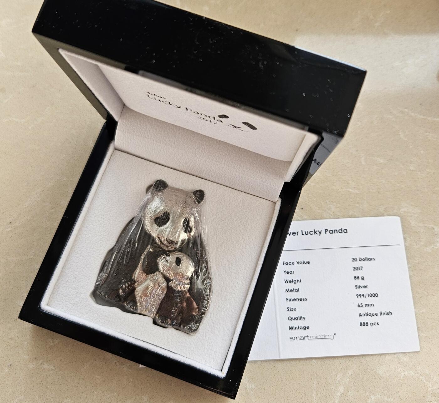 【币将精彩】世界钱币拍卖（2025-12-17） 库克2017年幸运大熊猫88克仿真大银币，发行888枚，带证书包装塑封有氧化。