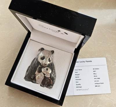 【币将精彩】世界钱币拍卖（2025-12-17） - 库克2017年幸运大熊猫88克仿真大银币，发行888枚，带证书包装塑封有氧化。