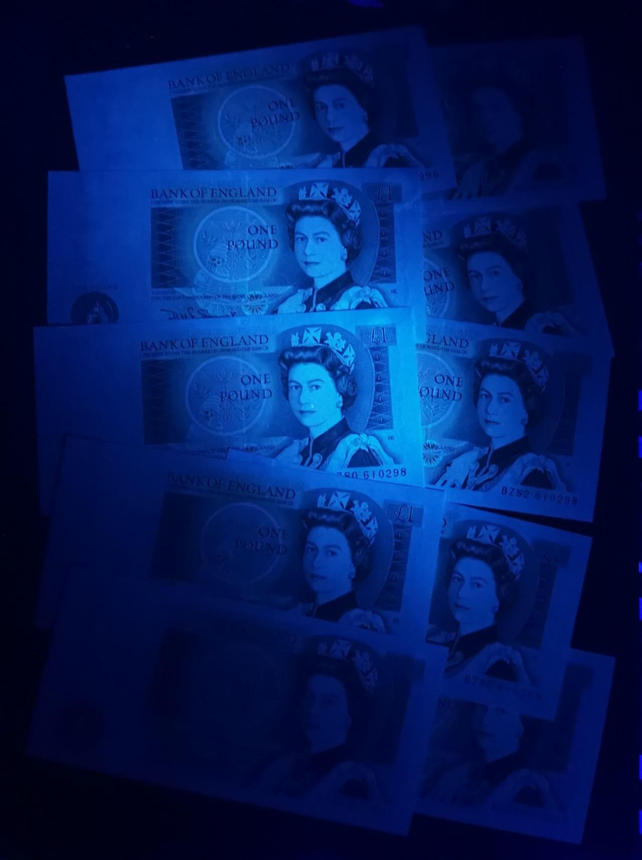 《艾美收藏》第223期-12.7周日外币畅拍 (10张)英国D序列1981-84年1镑UNC 零星几张轻微压痕 2组全同号 Somerset签名 P-377b