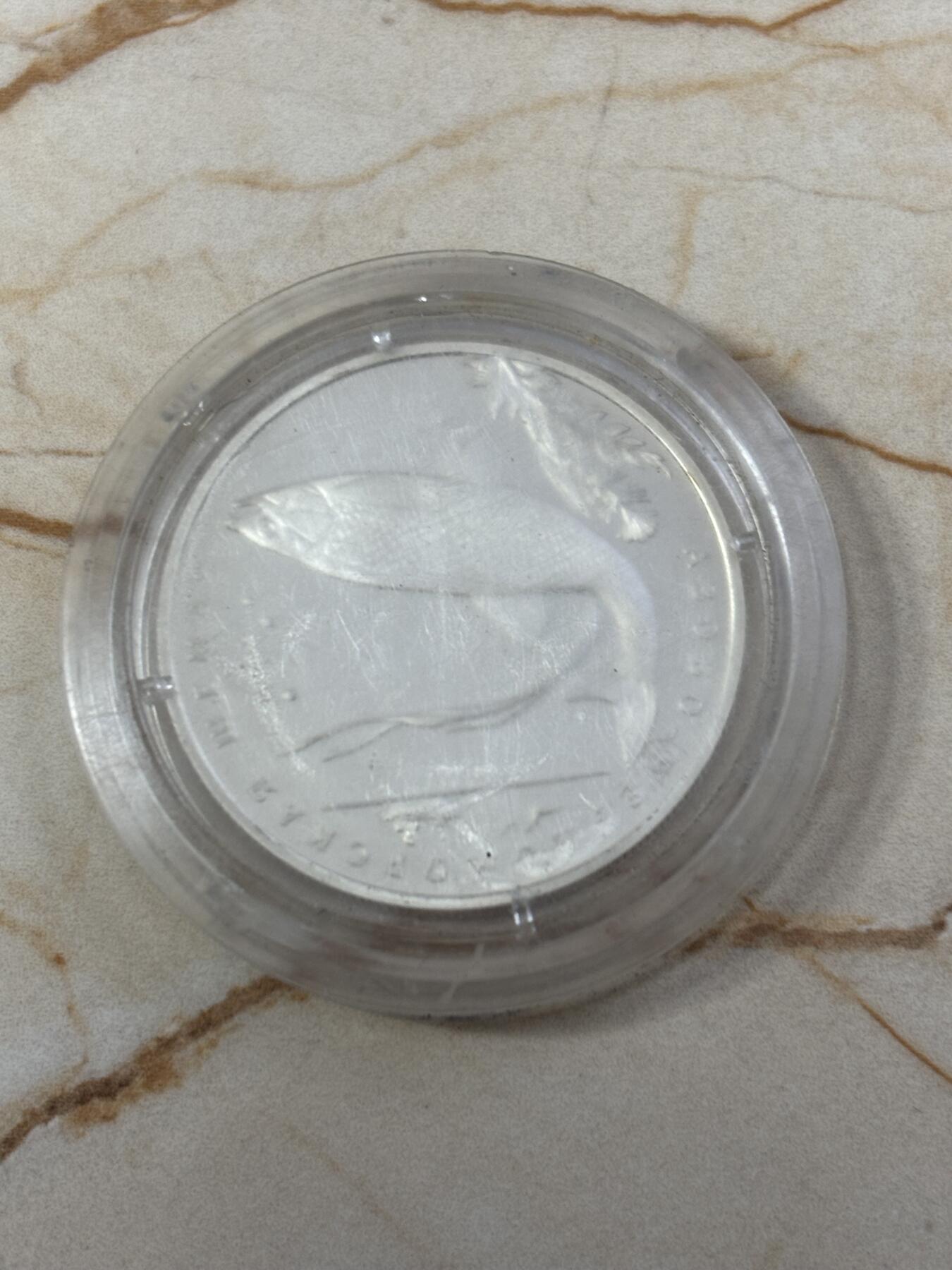 第184期拍卖 俄罗斯2008年红皮书珍稀动物鱼纪念银币，925银，15.55克，有氧化