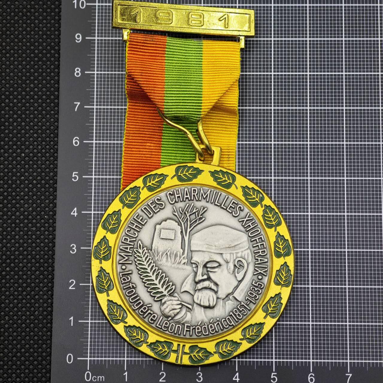 【淘币小摊】限时拍第八百二十三拍  纪念章场  满百包邮可预留两周  周一统一发货  1981年 沙尔米耶勒游行纪念章