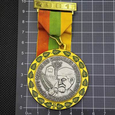 【淘币小摊】限时拍第八百二十三拍  纪念章场  满百包邮可预留两周  周一统一发货  - 1981年 沙尔米耶勒游行纪念章