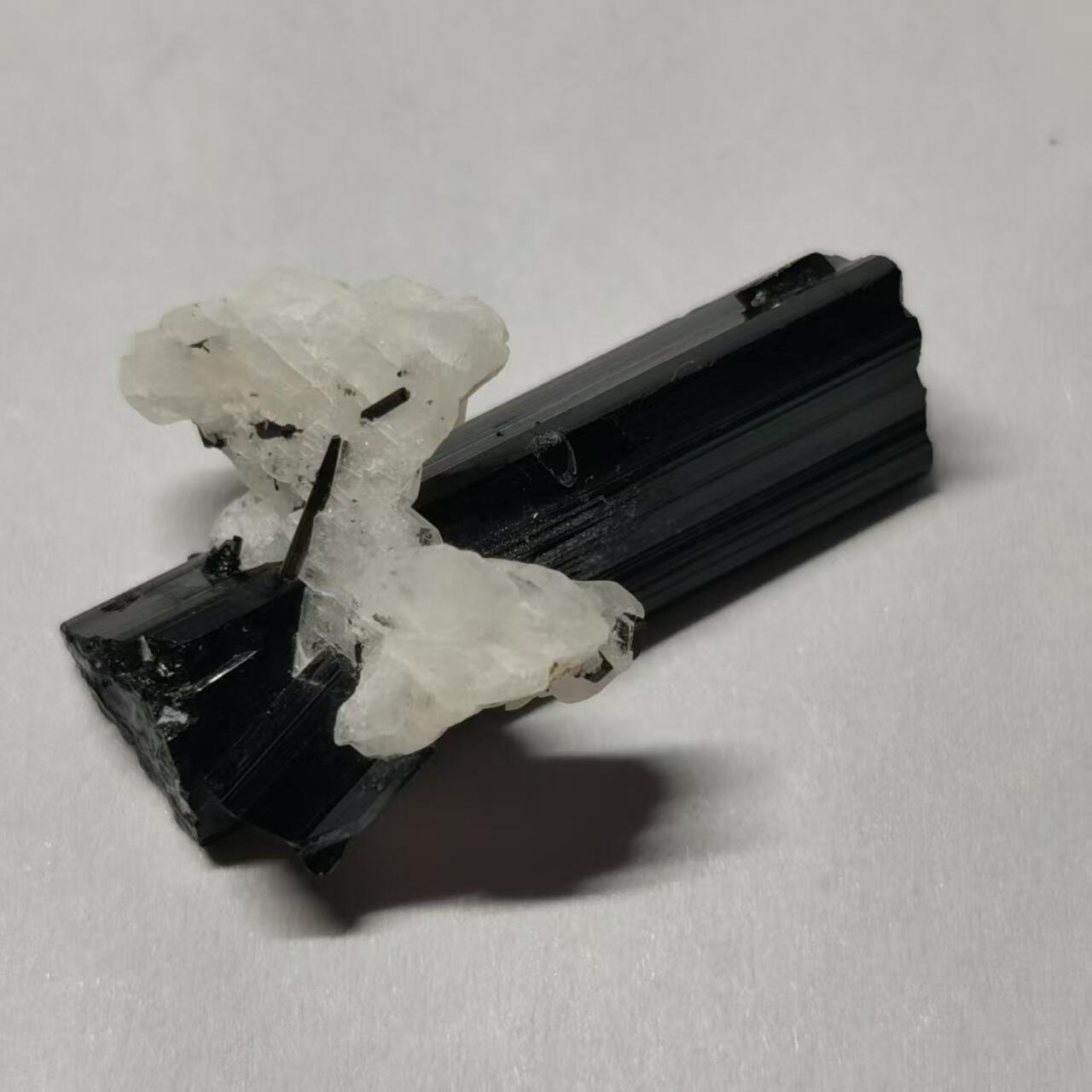 七河·世界钱币杂件水晶矿标小拍（总第30期） 藏家出品X653 巴基斯坦黑碧玺矿物标本 盒子矿 本件拍品由合作藏家邮寄，库存编号168-9.